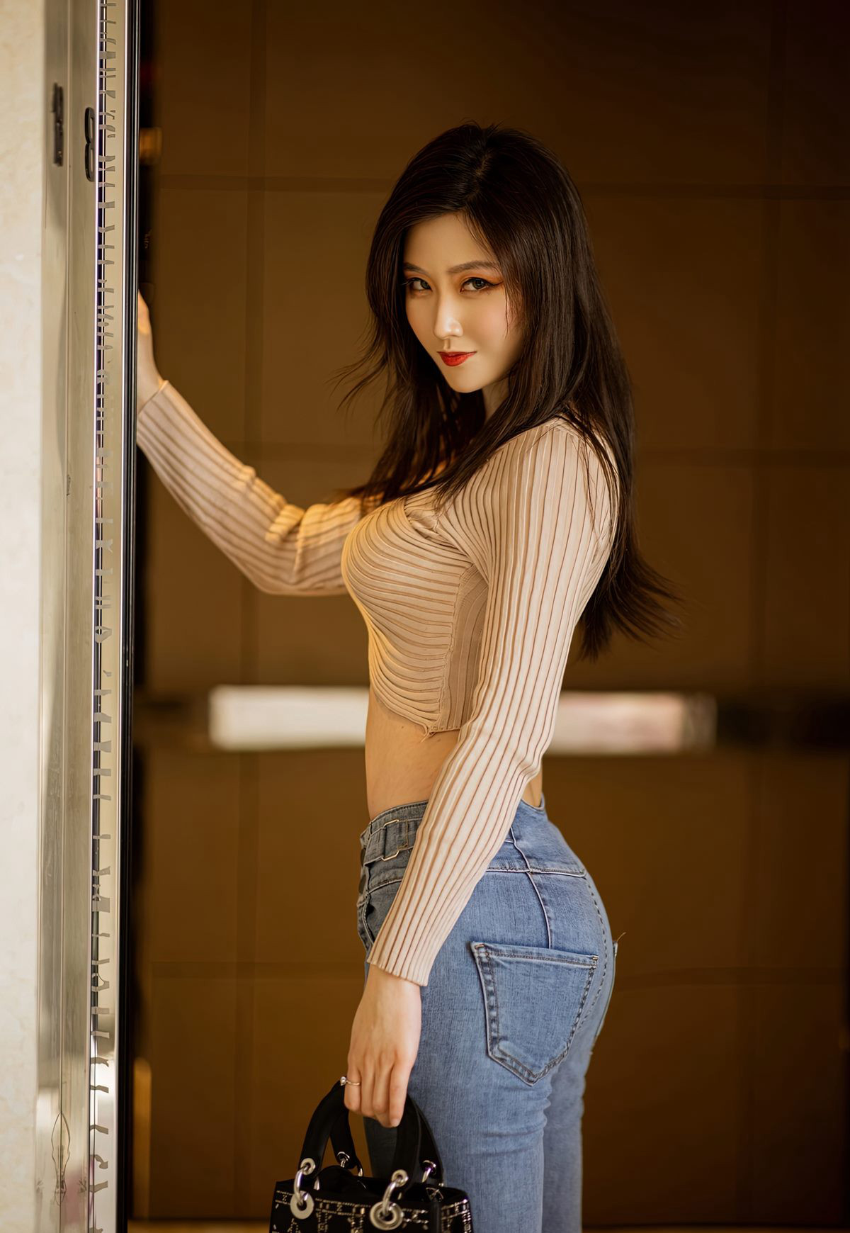 刘艾琳撅臀细腰紧身牛仔裤诱惑身材性感黑丝袜美腿