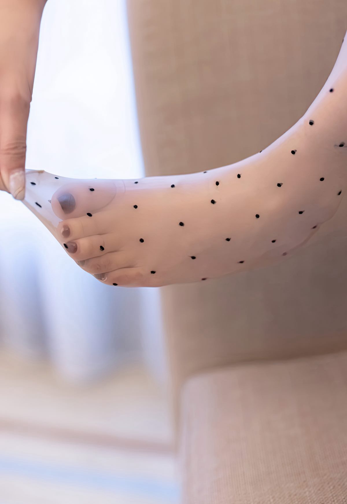 爱蜜社肉丝玉足性感女秘书Lavinia肉肉丰满大奶写真图