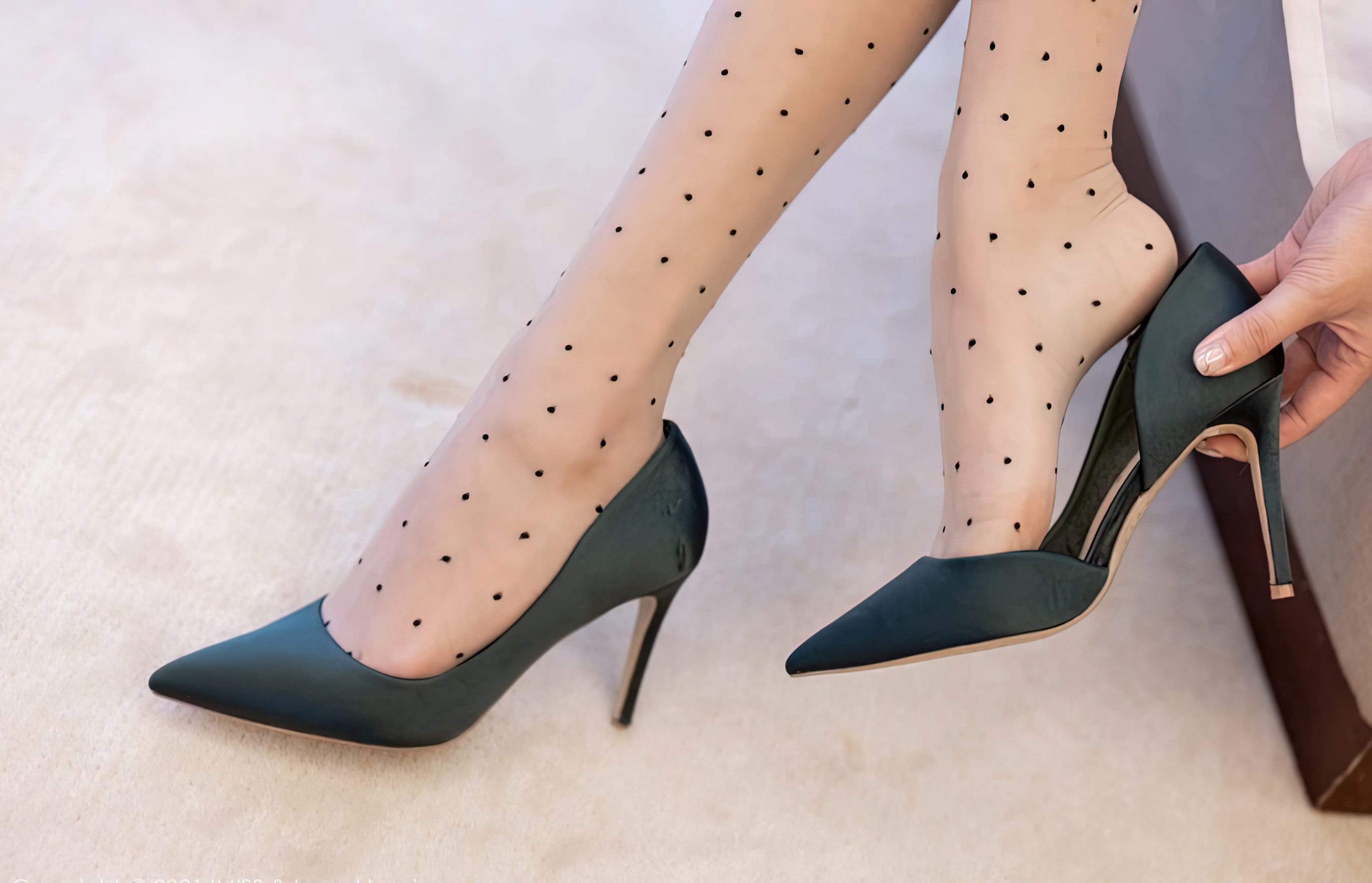 爱蜜社肉丝玉足性感女秘书Lavinia肉肉丰满大奶写真图