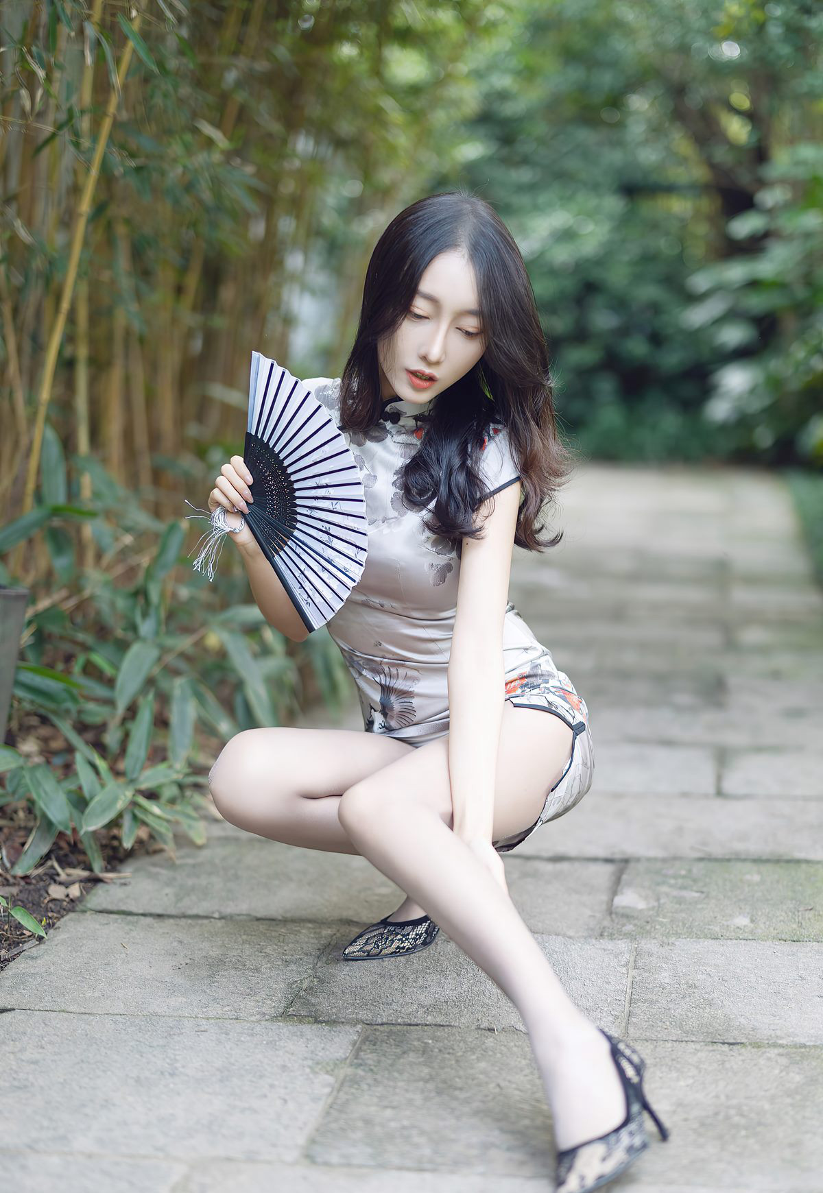 尤蜜荟肉色丝袜美臀美女玥儿玥er性感灰丝无内旗袍诱惑