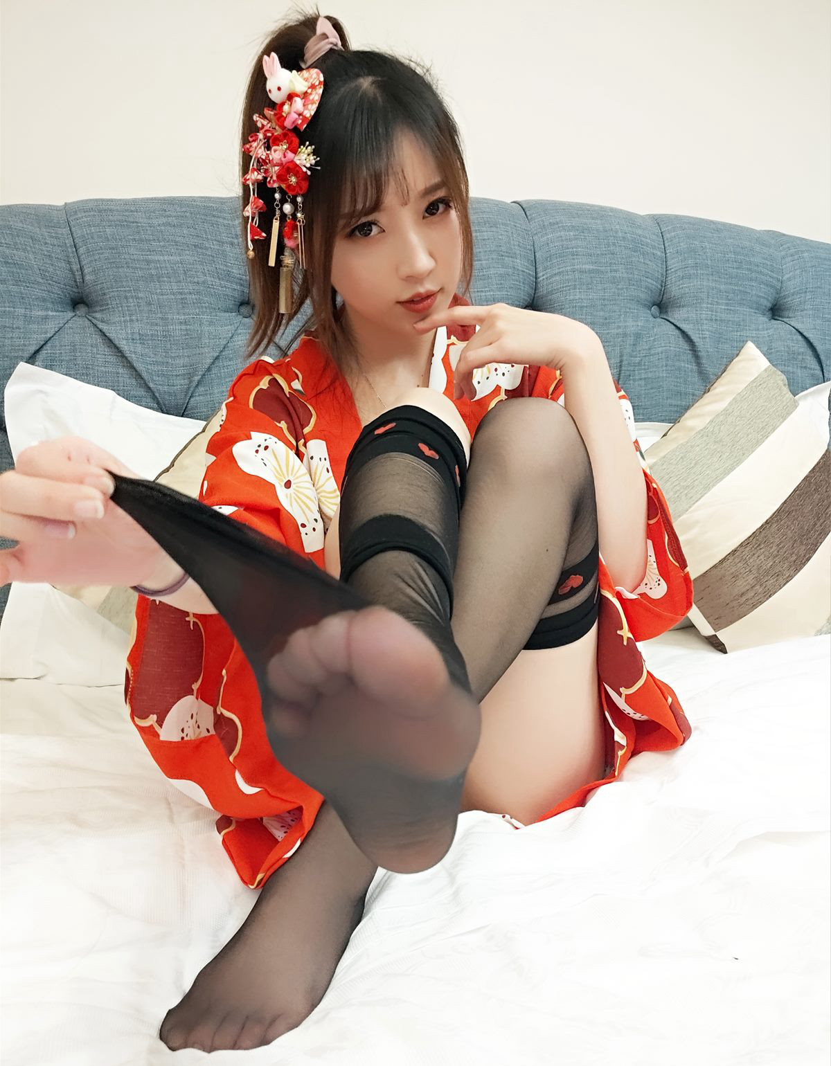 COSER露娜黑丝丰满大胸超污高清cosplay丝袜美脚