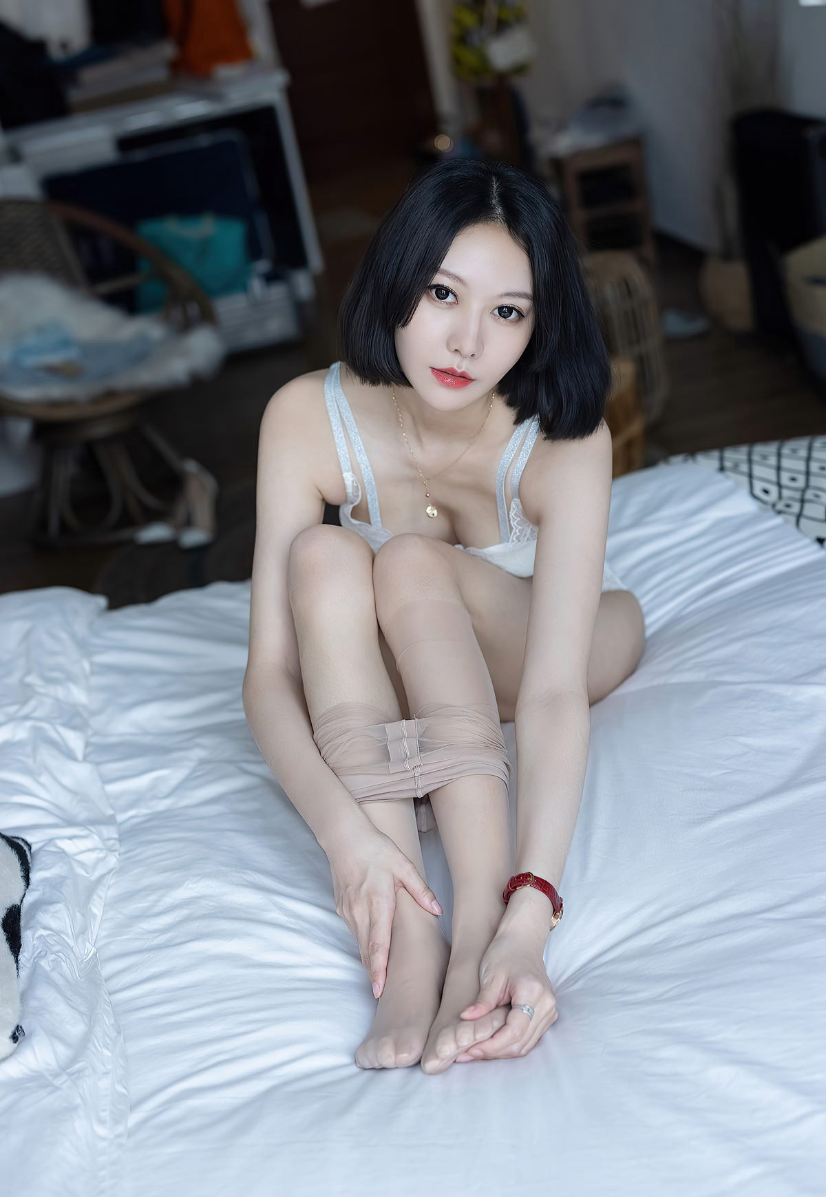 爱蜜社短发美少妇艺轩风骚肉丝袜玉足无内美女美臀诱惑