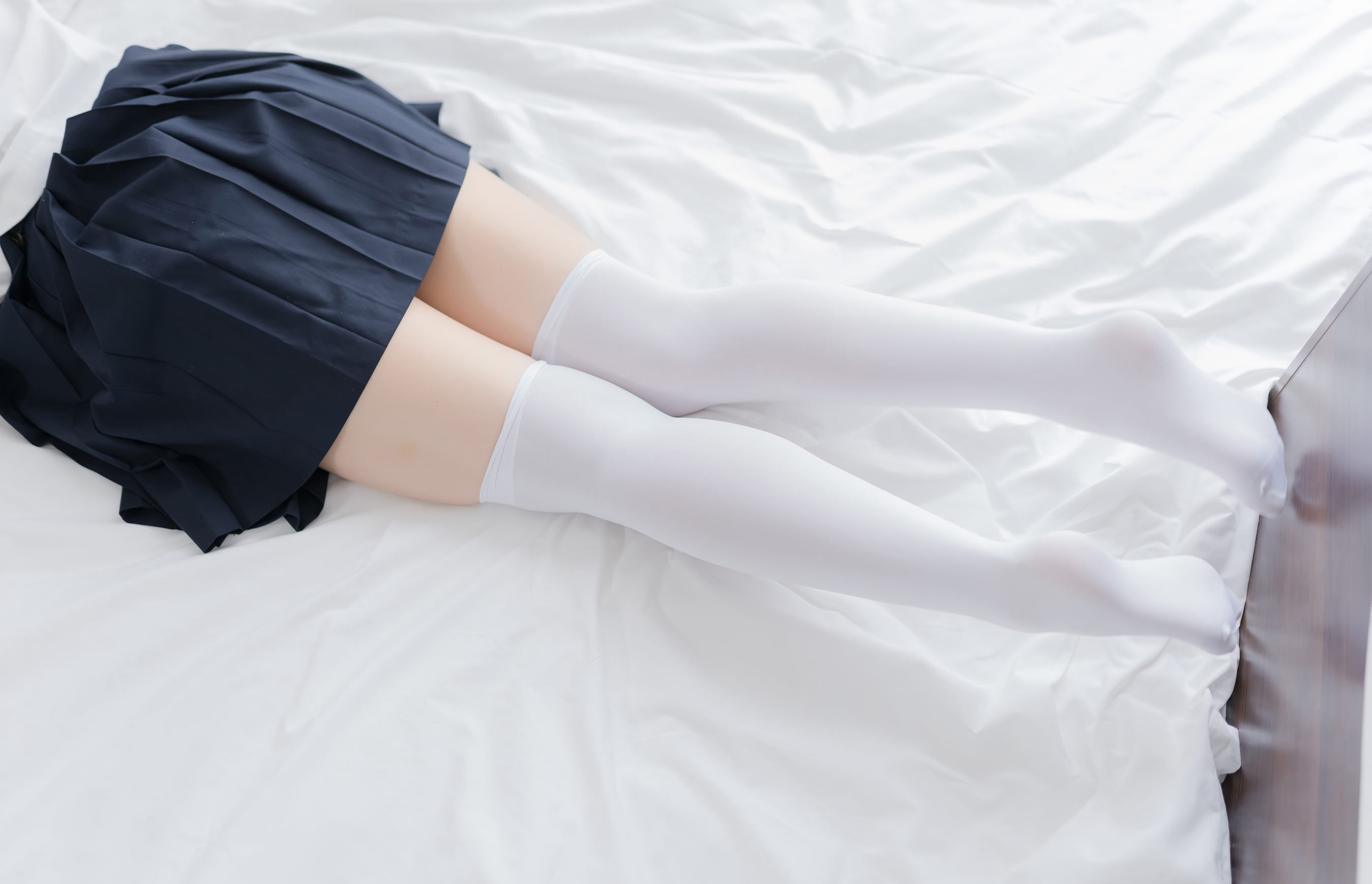 蜜汁猫裘COSPLAY极品白丝学生装性感超短裙美腿写真