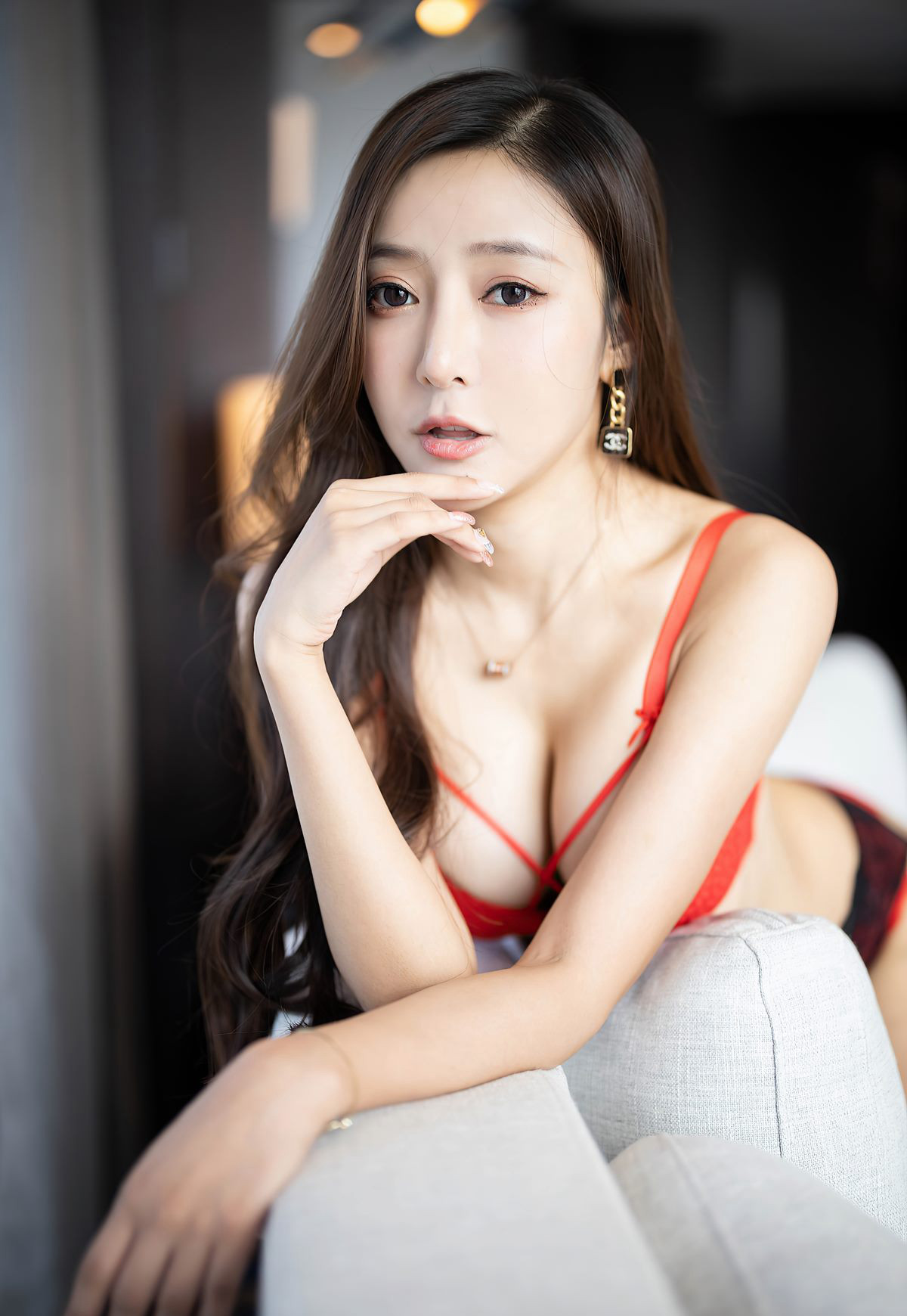 王馨瑶美臀少妇黑丝美腿制服诱惑高跟美腿沙发上诱惑姿势