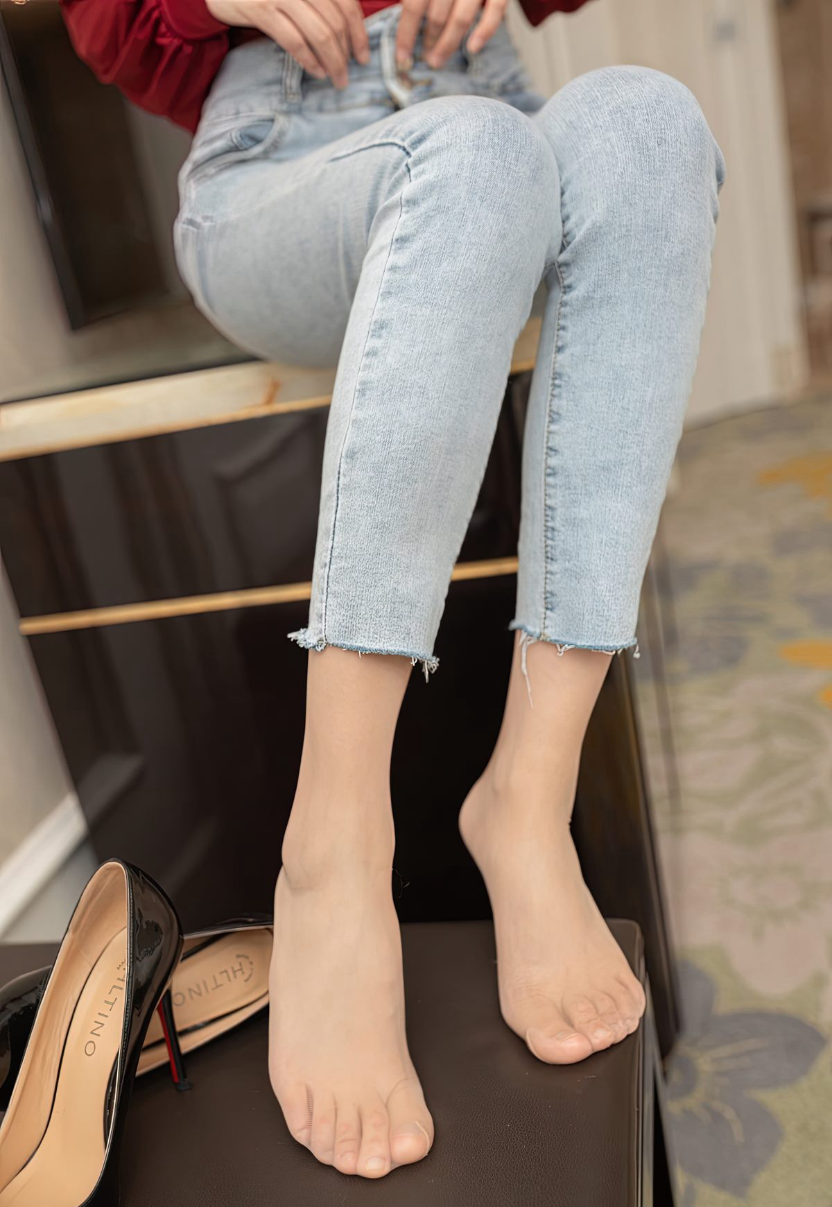 陆萱萱性感紧身牛仔裤翘起屁股风骚姿势肉丝袜写真