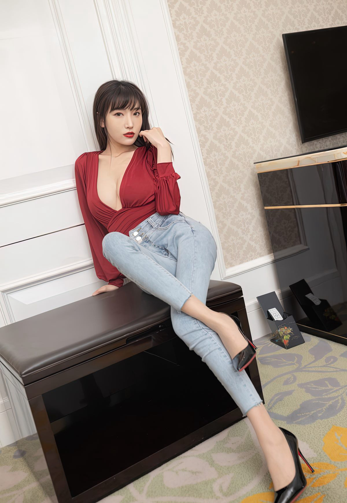 陆萱萱性感紧身牛仔裤翘起屁股风骚姿势肉丝袜写真