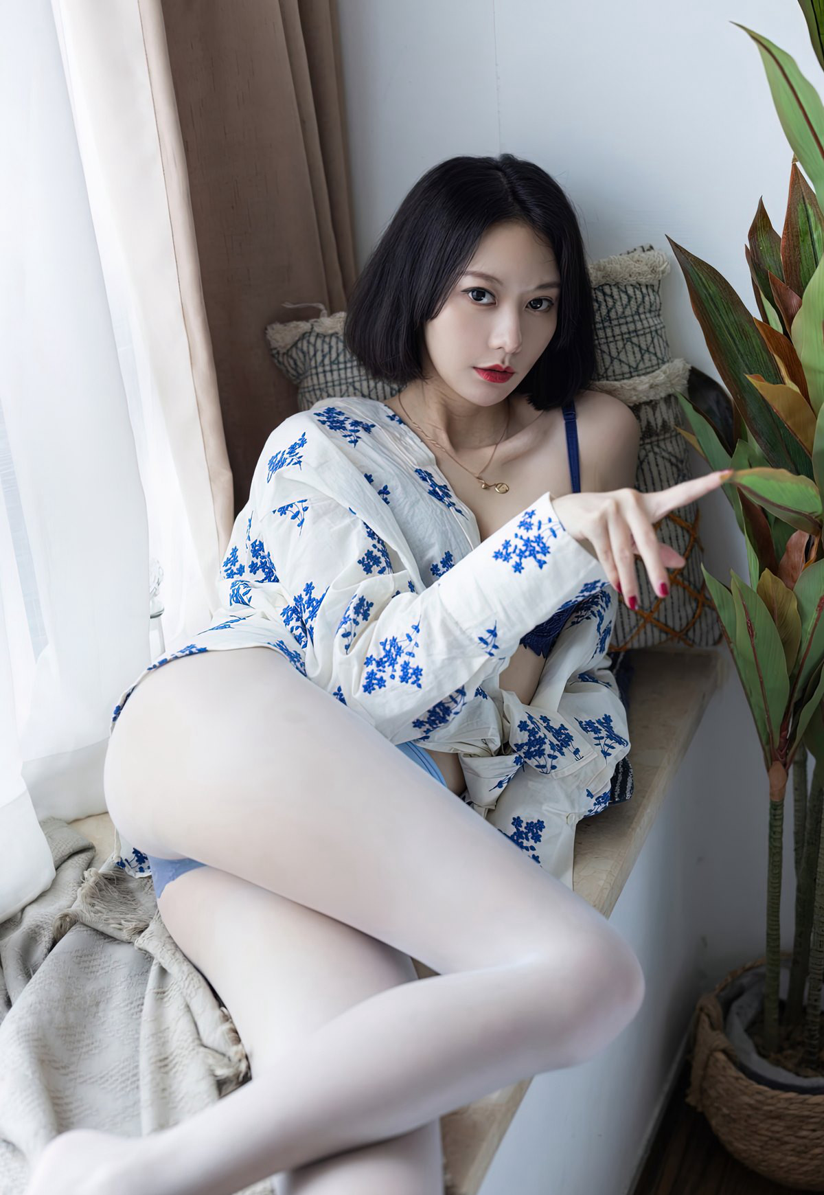 爱蜜社极品短发美少妇性感灰丝美腿风骚玉足高清图片