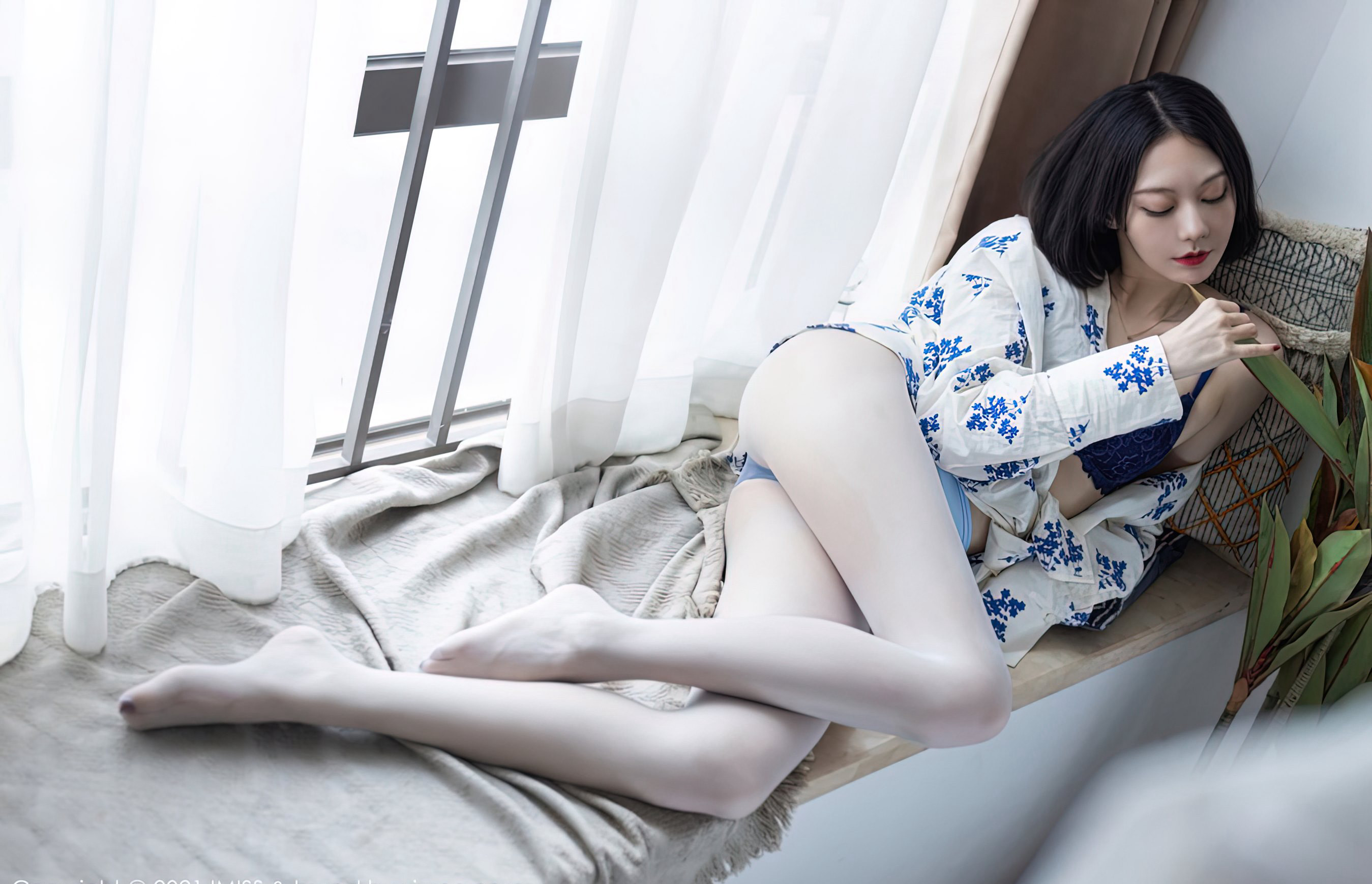 爱蜜社极品短发美少妇性感灰丝美腿风骚玉足高清图片