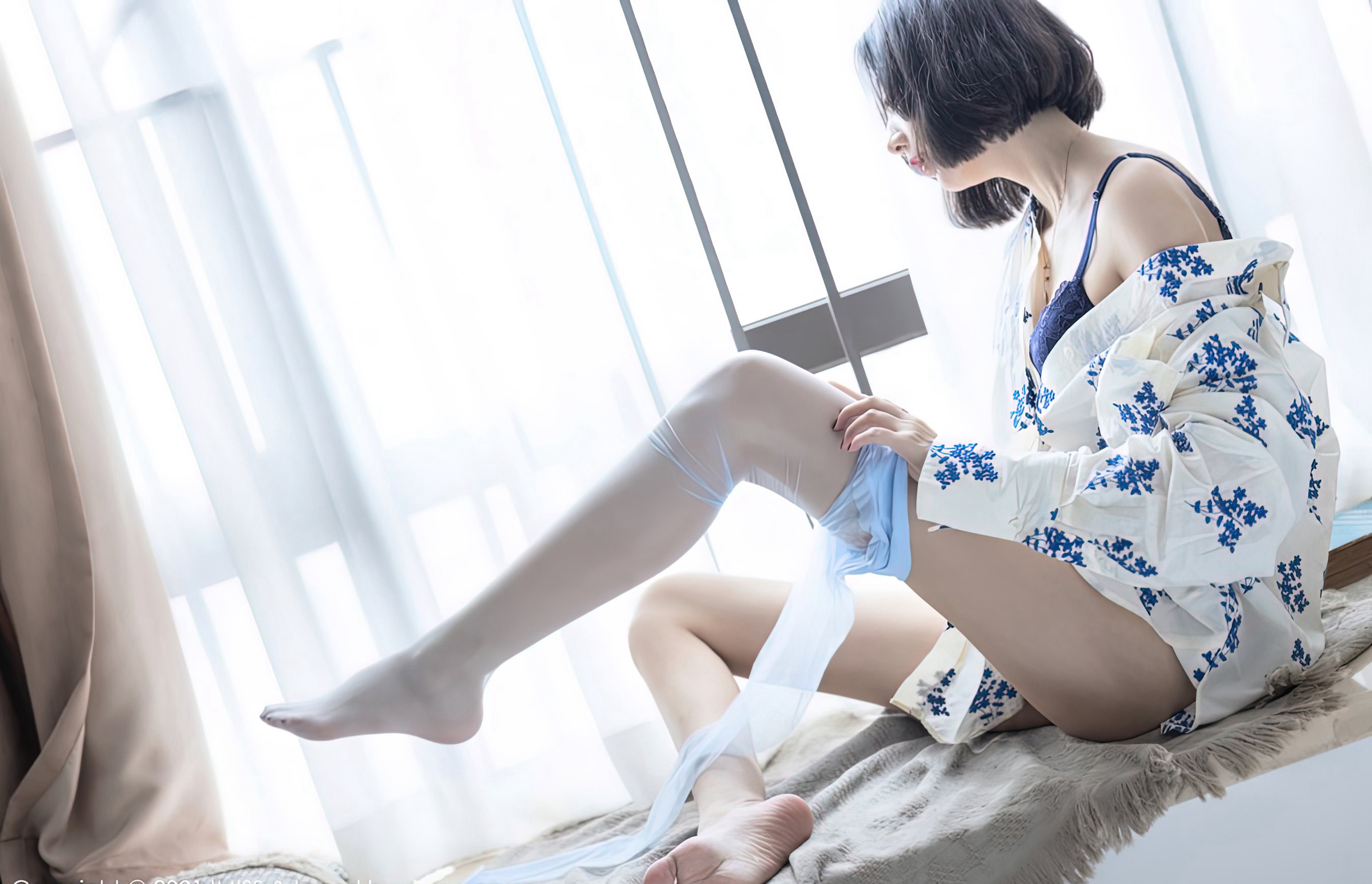 爱蜜社极品短发美少妇性感灰丝美腿风骚玉足高清图片