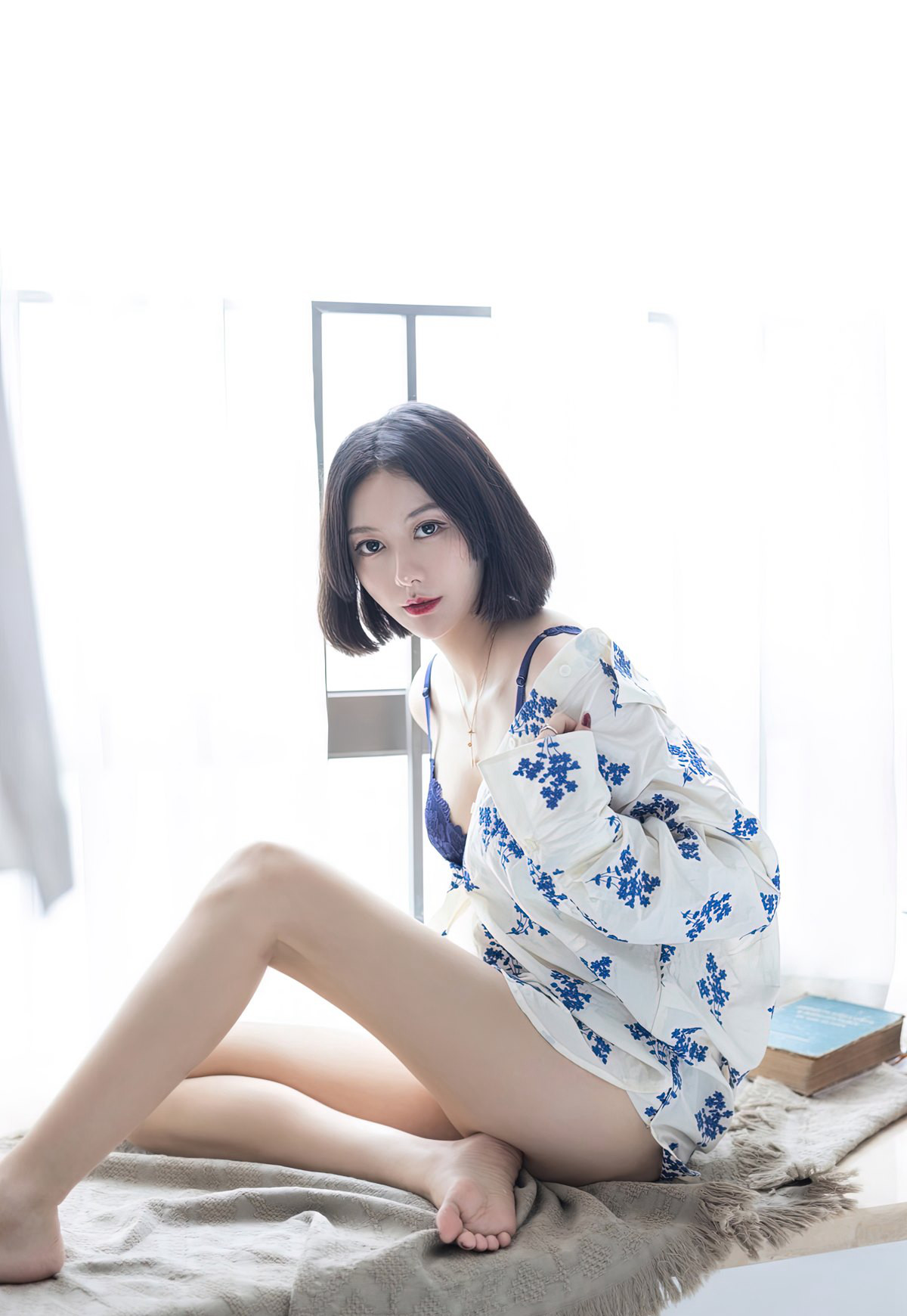 爱蜜社极品短发美少妇性感灰丝美腿风骚玉足高清图片