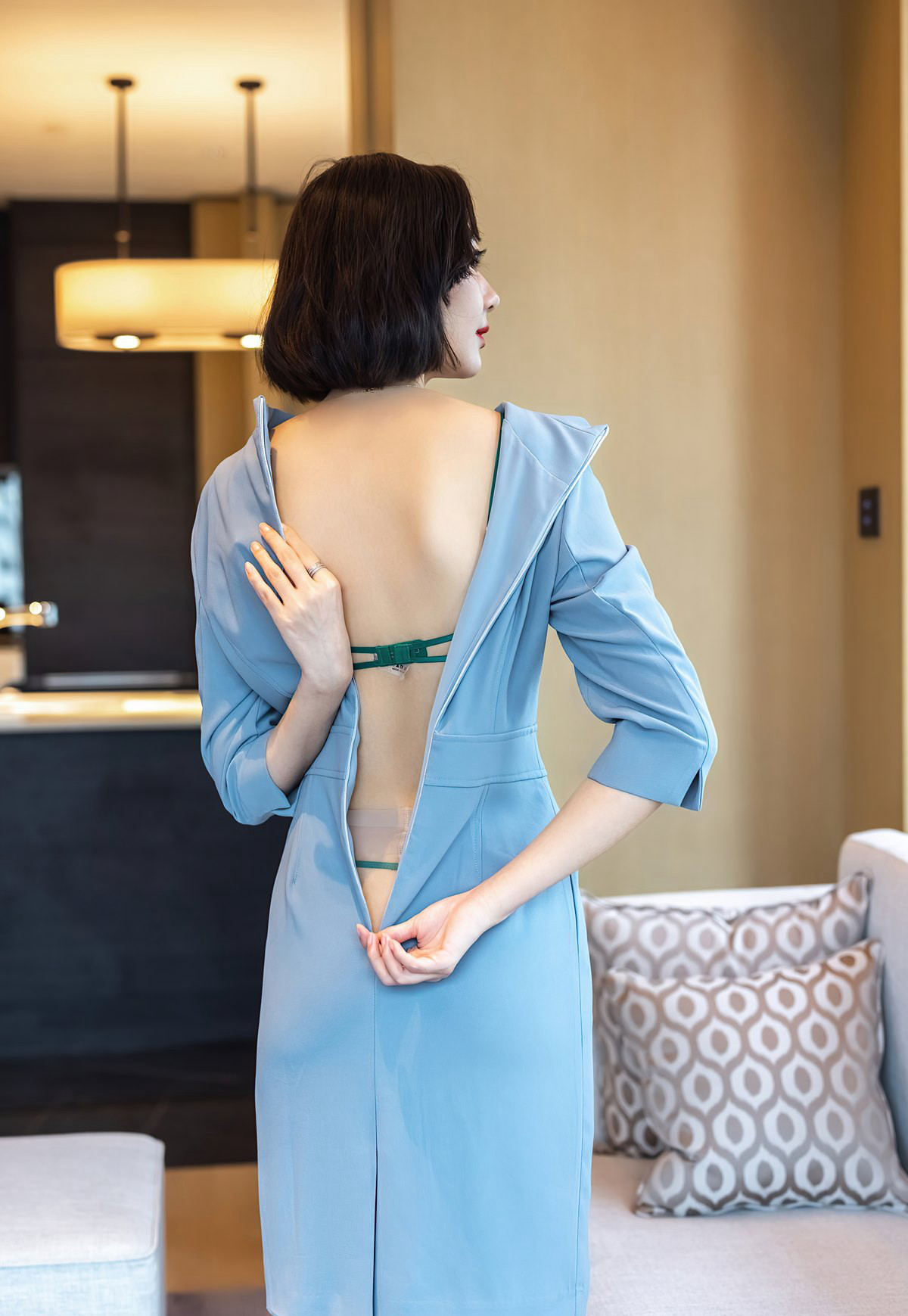 爱蜜社性感美少妇脱丝袜风骚肉丝袜高跟光滑美腿性感短发诱惑姿势