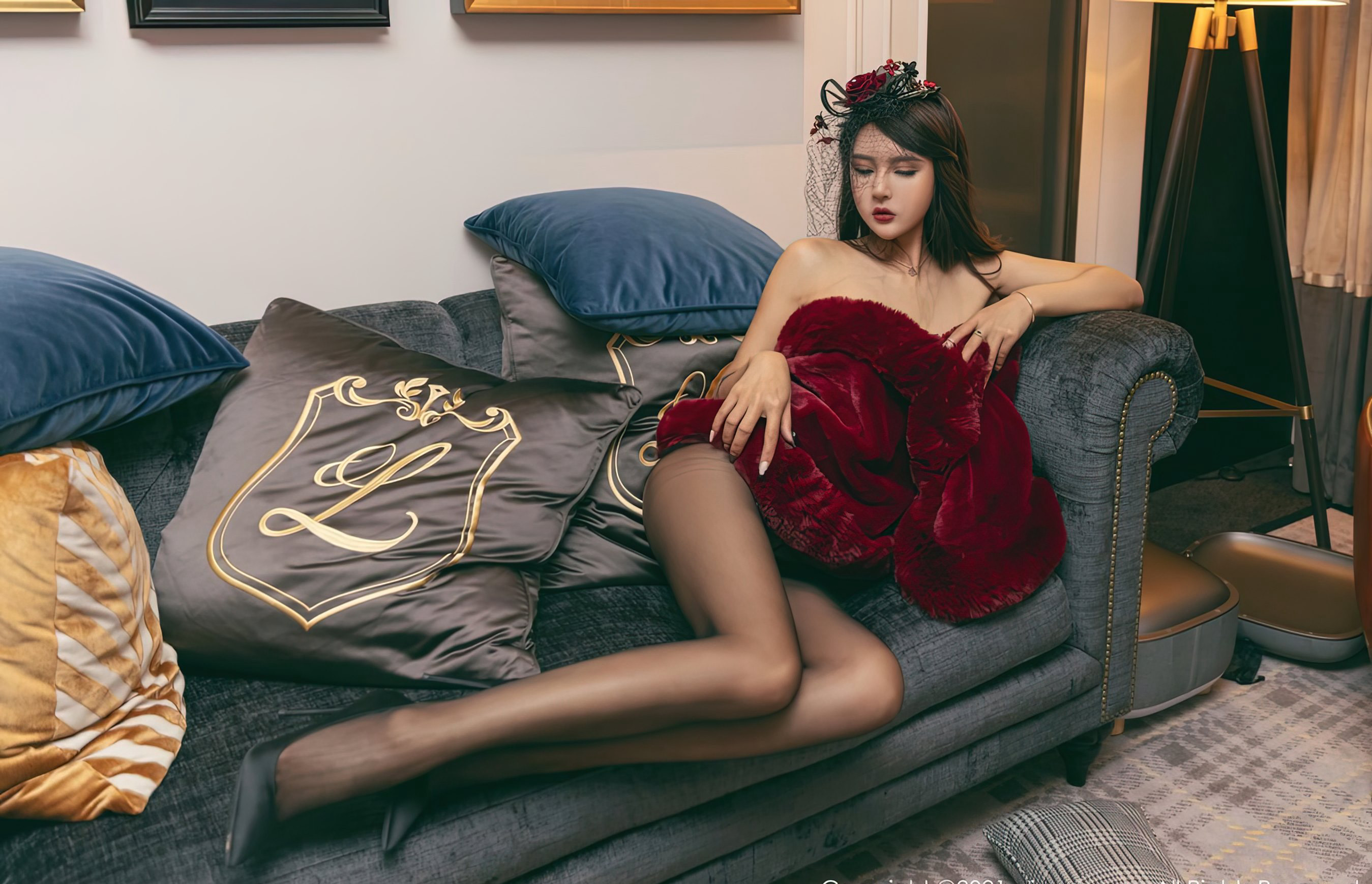 Emily尹菲黑丝袜高跟风骚大胸美少妇性感美腿高跟