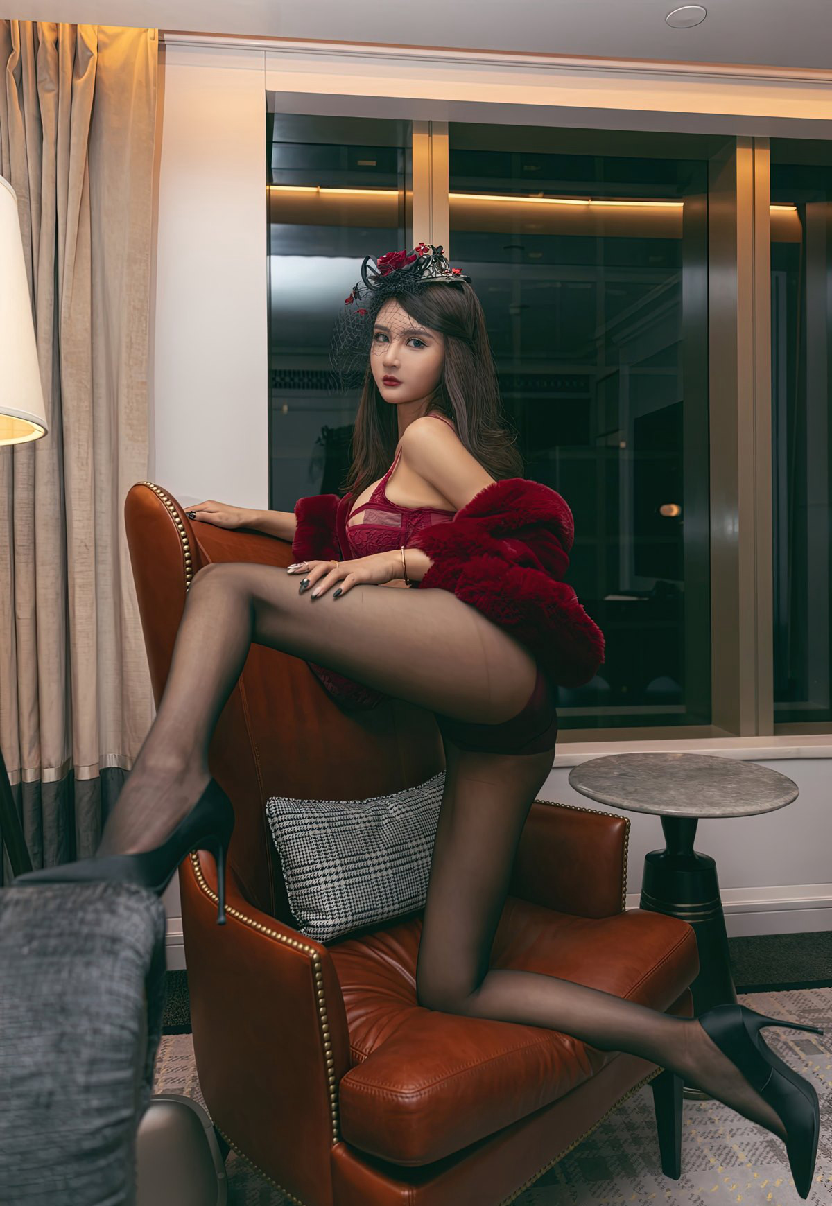 Emily尹菲黑丝袜高跟风骚大胸美少妇性感美腿高跟