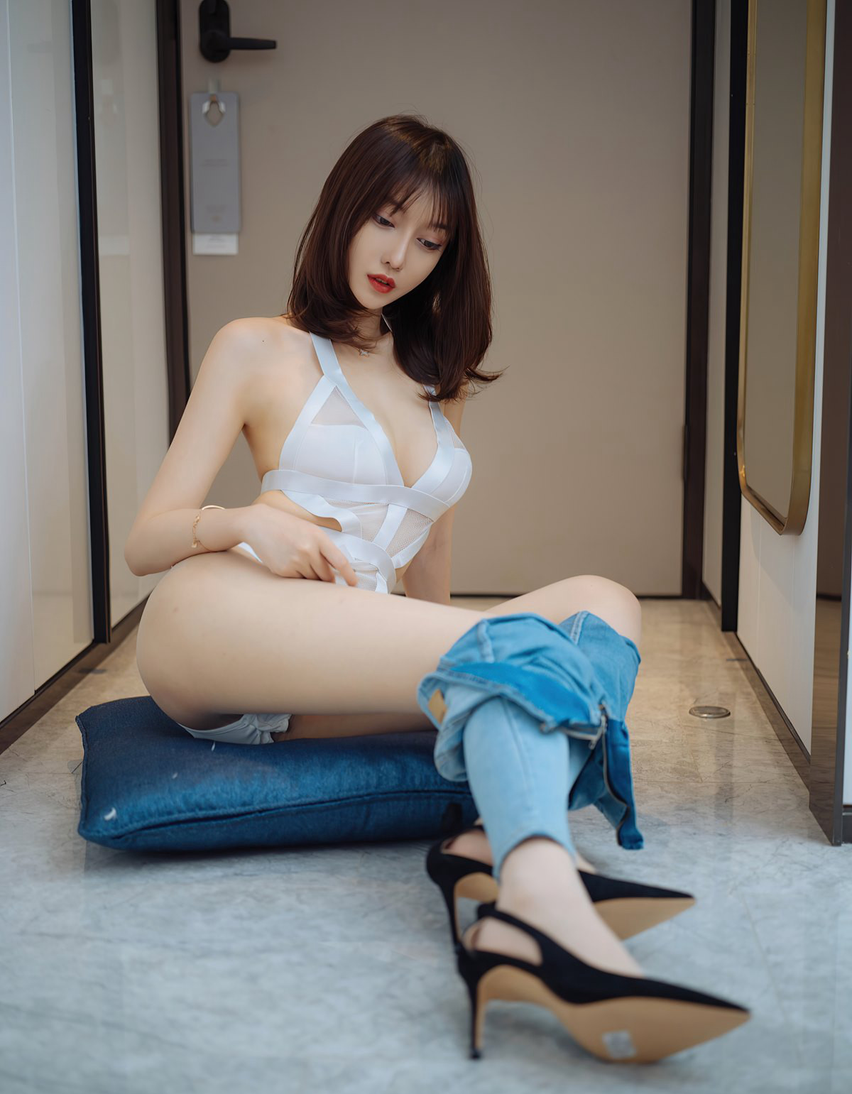 玥儿玥极品紧身牛仔裤性感翘臀肉丝袜蕾丝情趣内衣白色