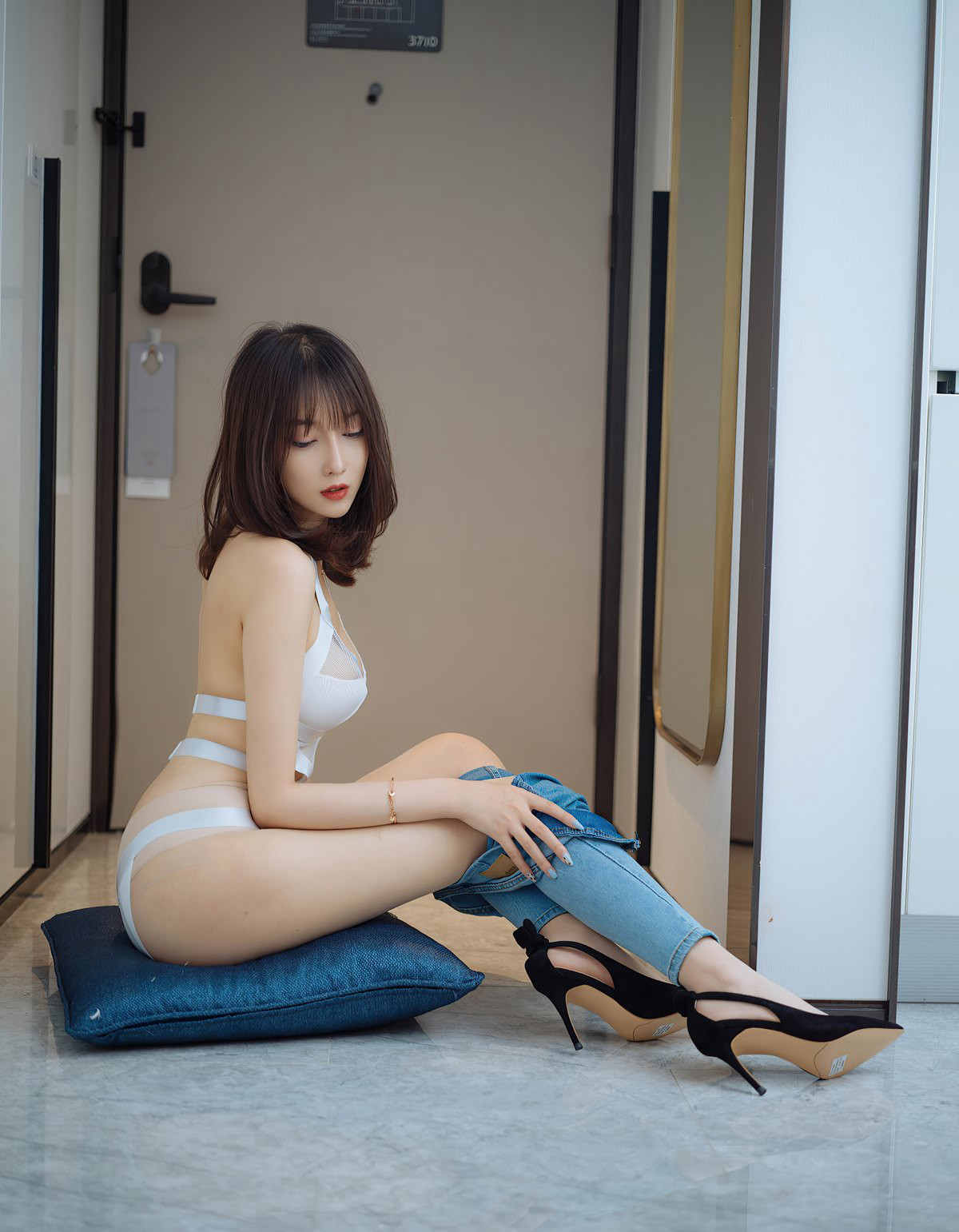 玥儿玥极品紧身牛仔裤性感翘臀肉丝袜蕾丝情趣内衣白色