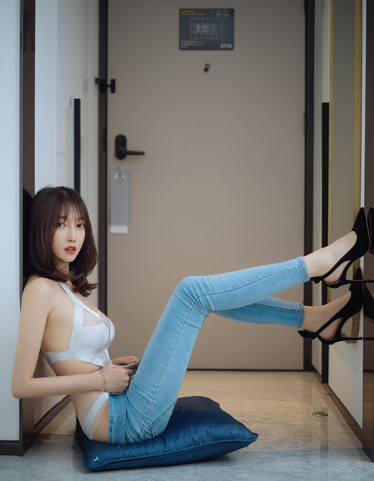 玥儿玥极品紧身牛仔裤性感翘臀肉丝袜蕾丝情趣内衣白色