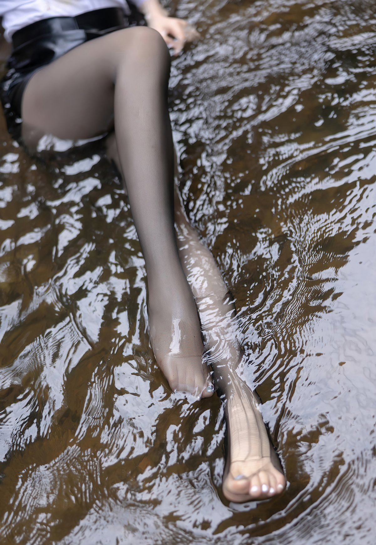 芝芝Booty河边湿身水中丝袜玉足美腿性感大胸白嫩美女