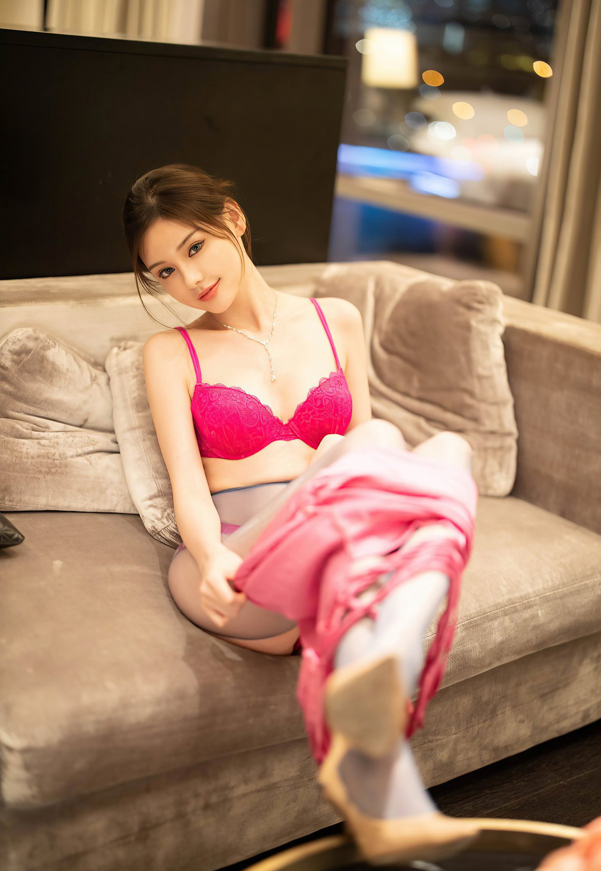 小夕极品蕾丝情趣内衣诱惑开档灰丝袜无内高跟美腿风骚写真