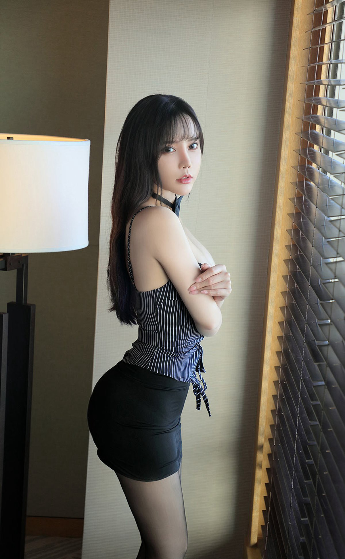 艾小青极致诱惑风骚少妇性感大胸黑丝袜制服情趣内衣