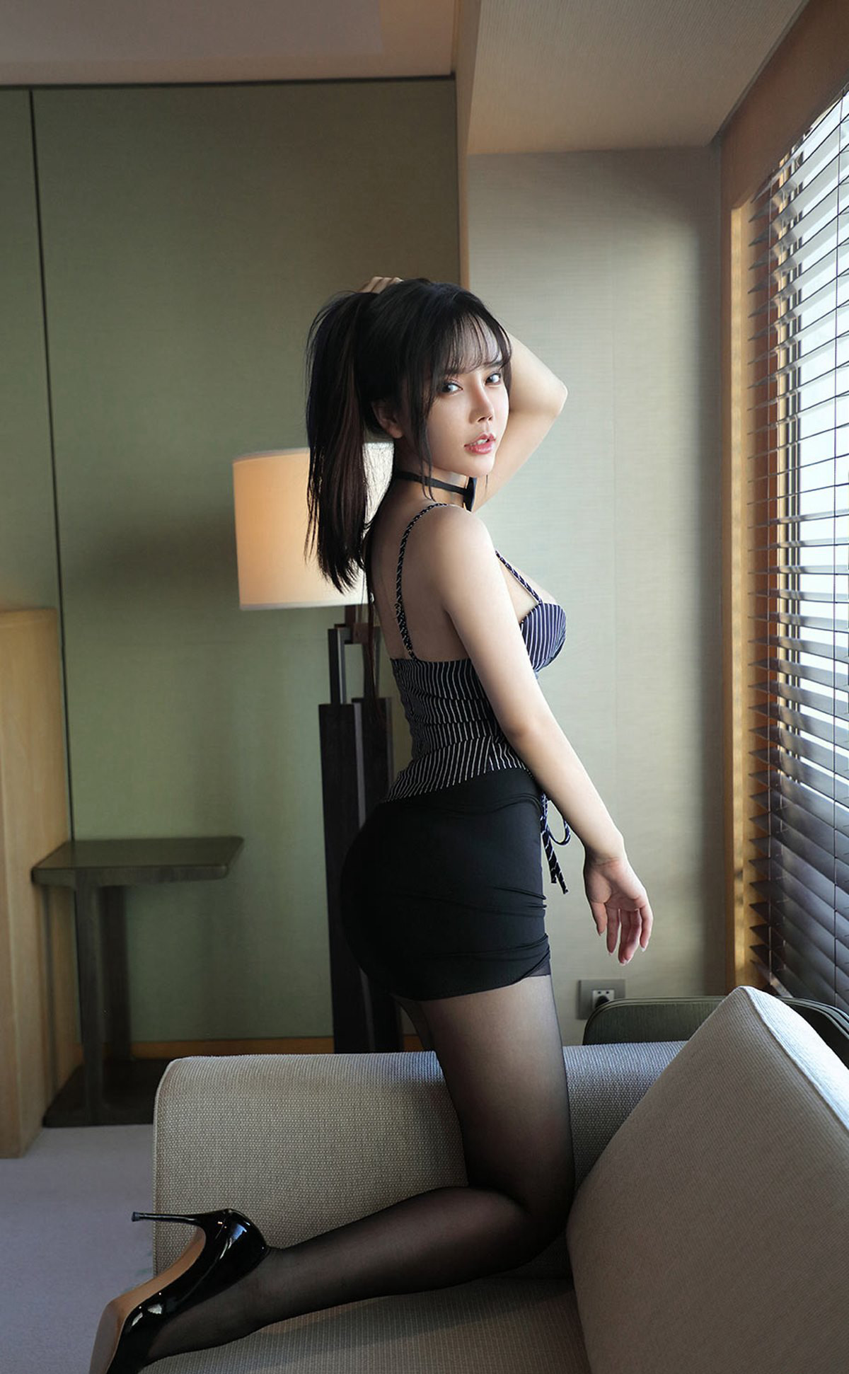 艾小青极致诱惑风骚少妇性感大胸黑丝袜制服情趣内衣