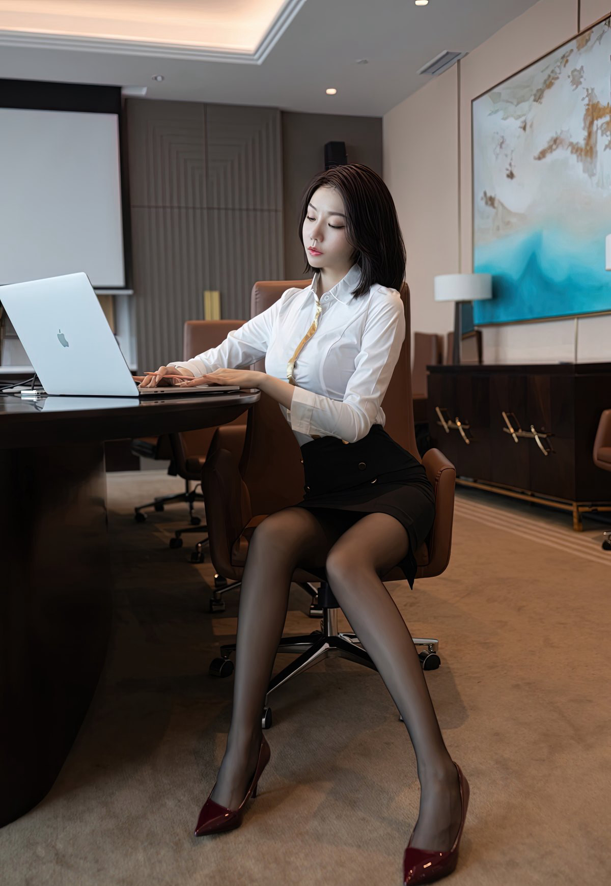 办公室风骚美女秘书安然性感美腿丰满肥臀脱黑丝无内