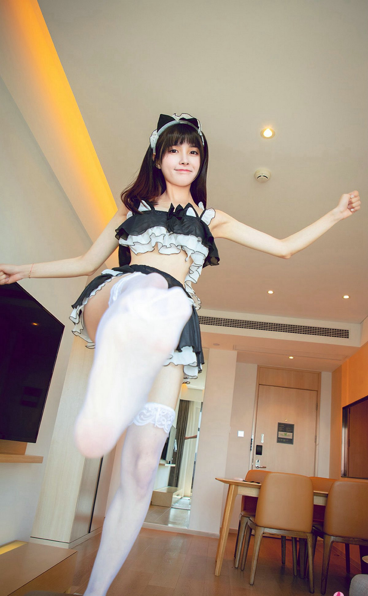 极品白丝嫩妹COS兔女郎性感情趣内衣风骚白嫩玉足高清图