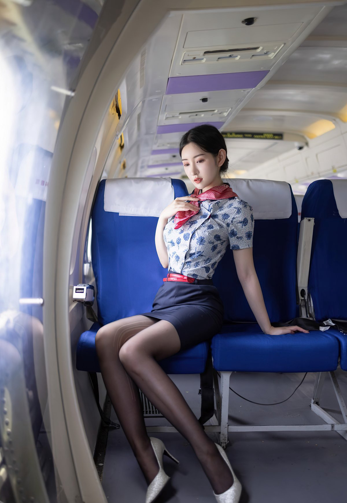性感空姐沈梦瑶飞机上脱丝袜极品黑丝无内空姐制服诱惑套图