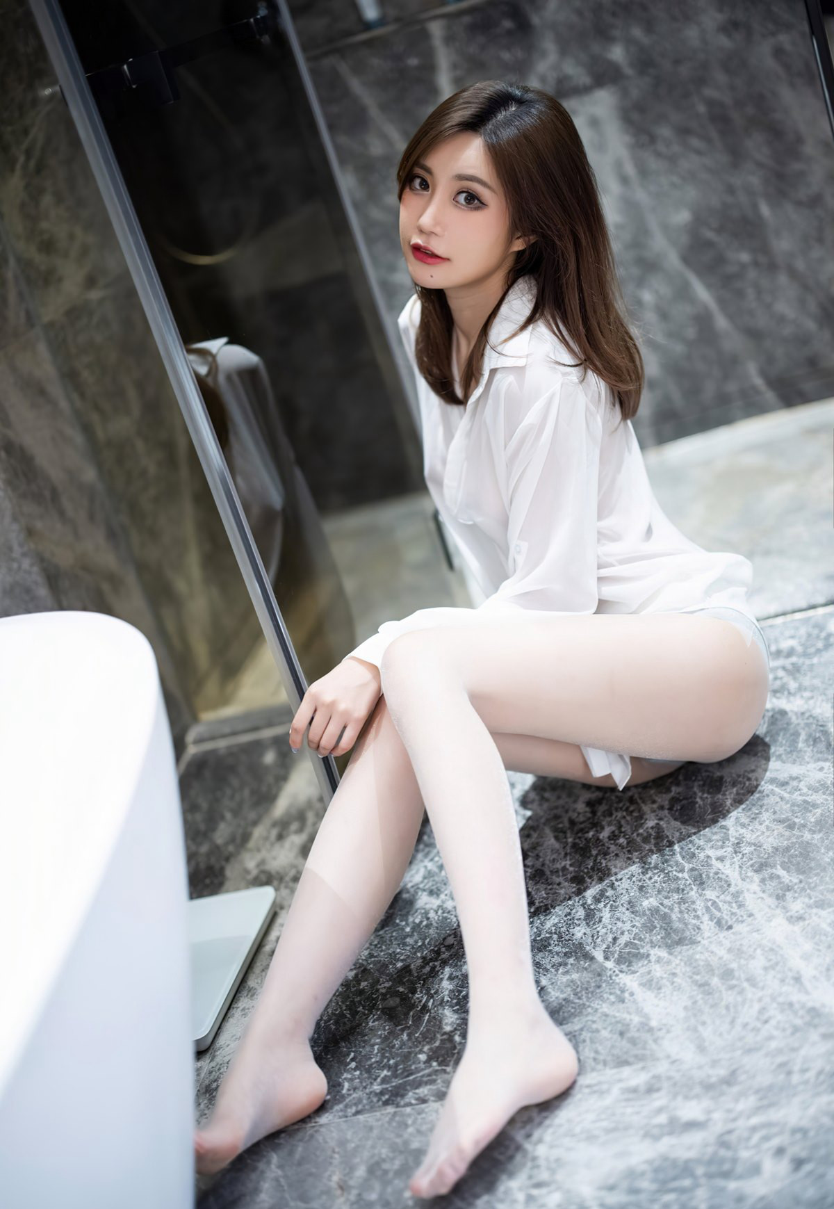 绮里嘉超薄肉丝袜无内性感高清玉足高跟床上分享性感美图