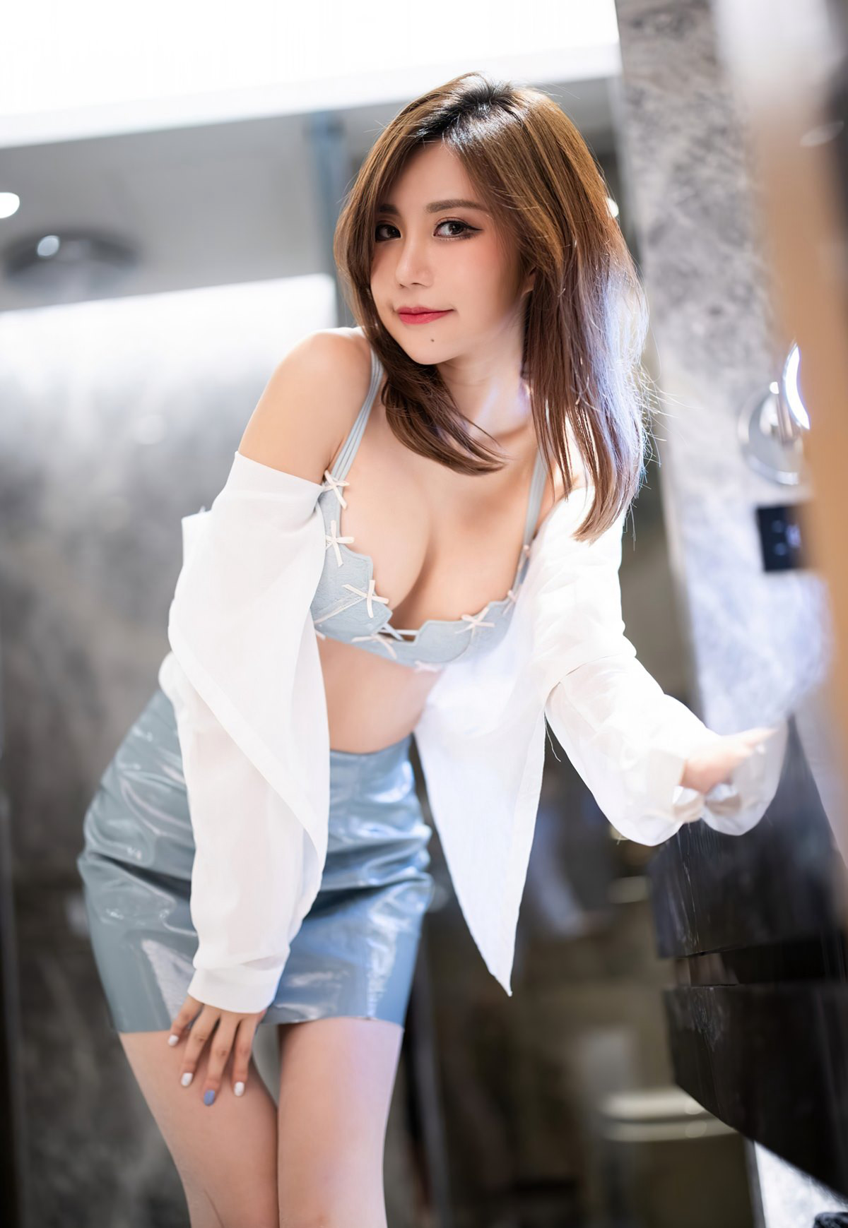 绮里嘉超薄肉丝袜无内性感高清玉足高跟床上分享性感美图