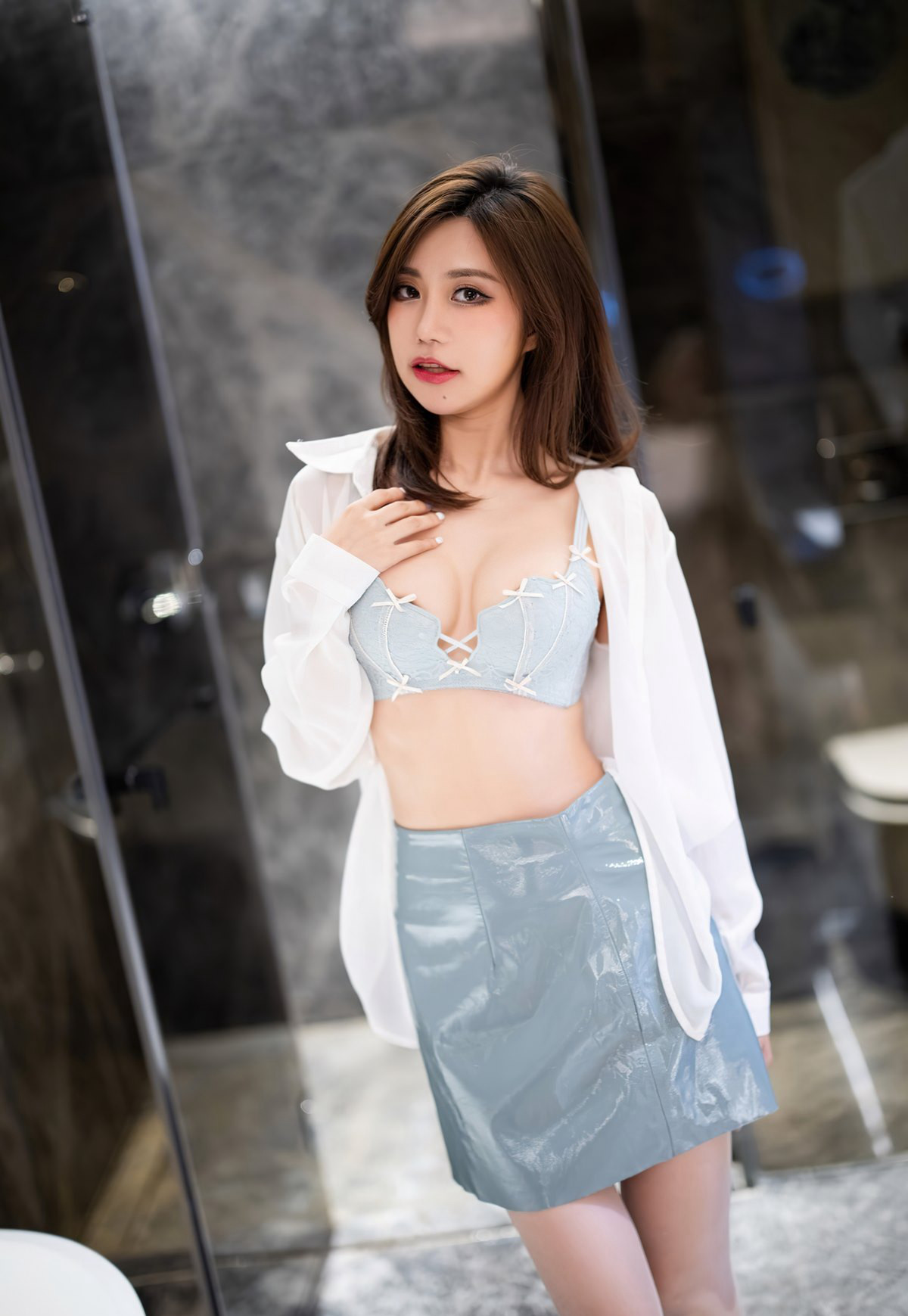 绮里嘉超薄肉丝袜无内性感高清玉足高跟床上分享性感美图