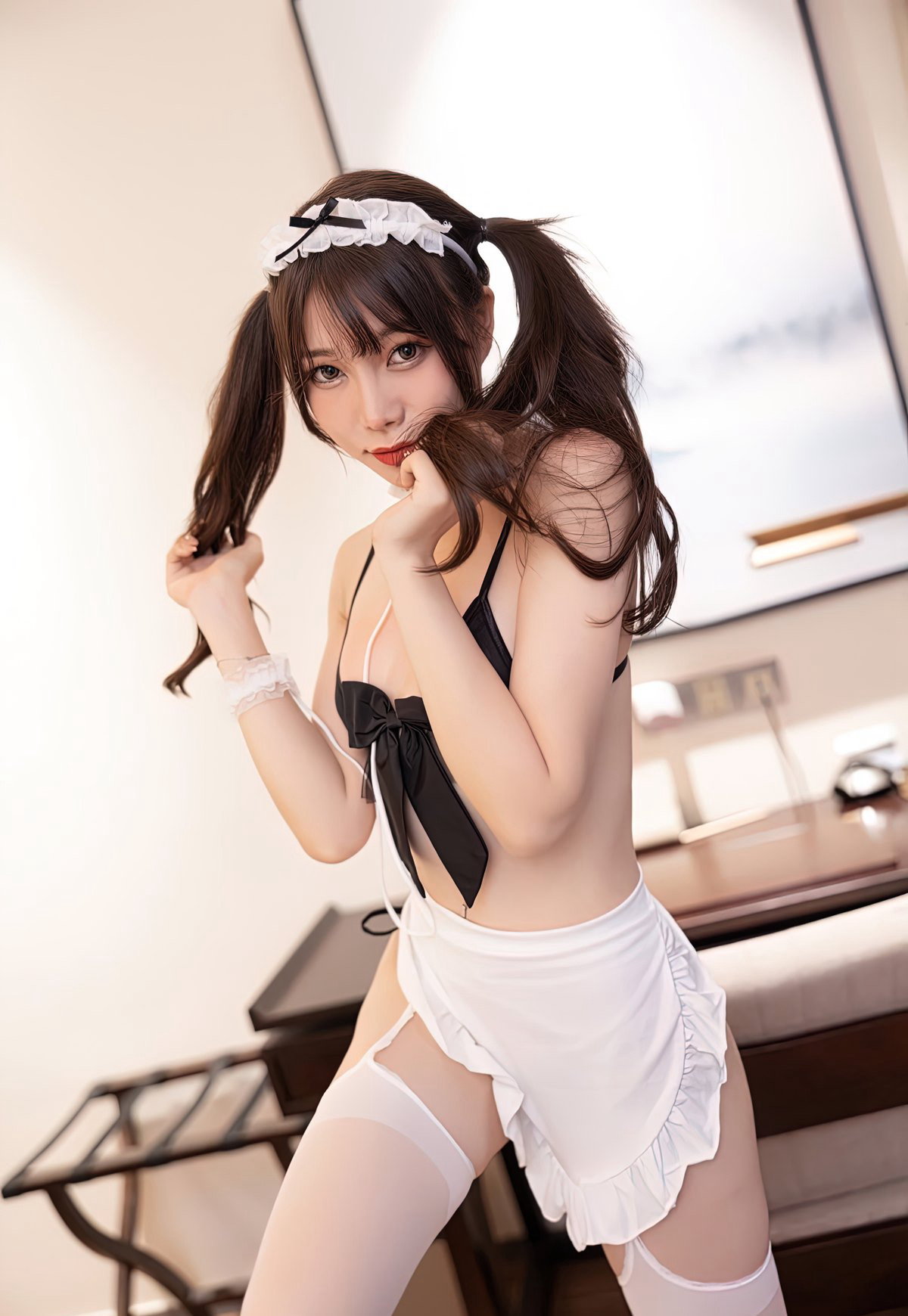 芝芝Booty性感黑丝女仆装女朋友门口诱惑迎接你回家