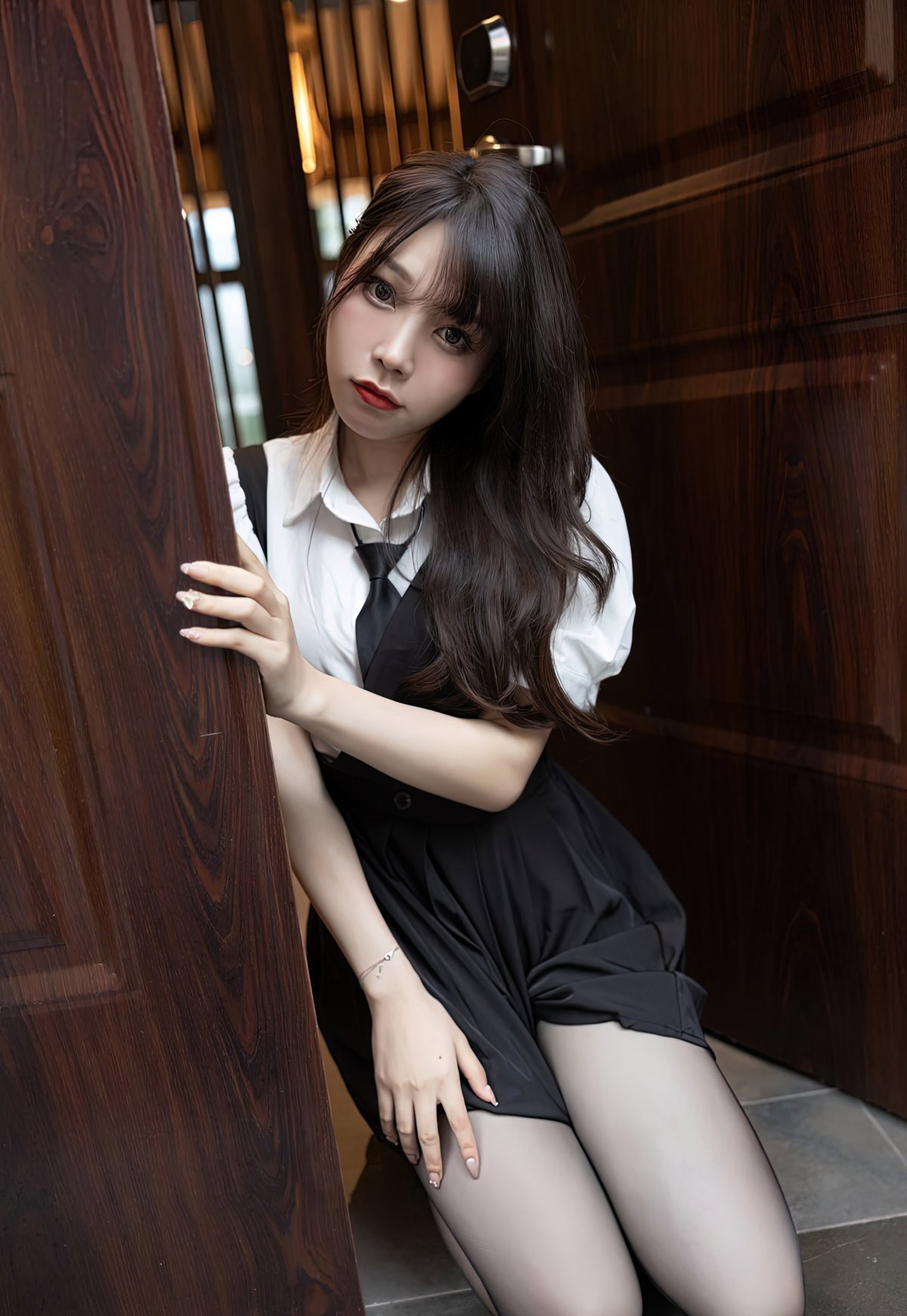 芝芝Booty性感黑丝女仆装女朋友门口诱惑迎接你回家