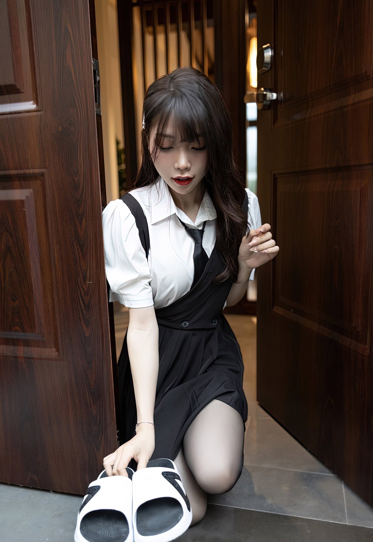 芝芝Booty性感黑丝女仆装女朋友门口诱惑迎接你回家