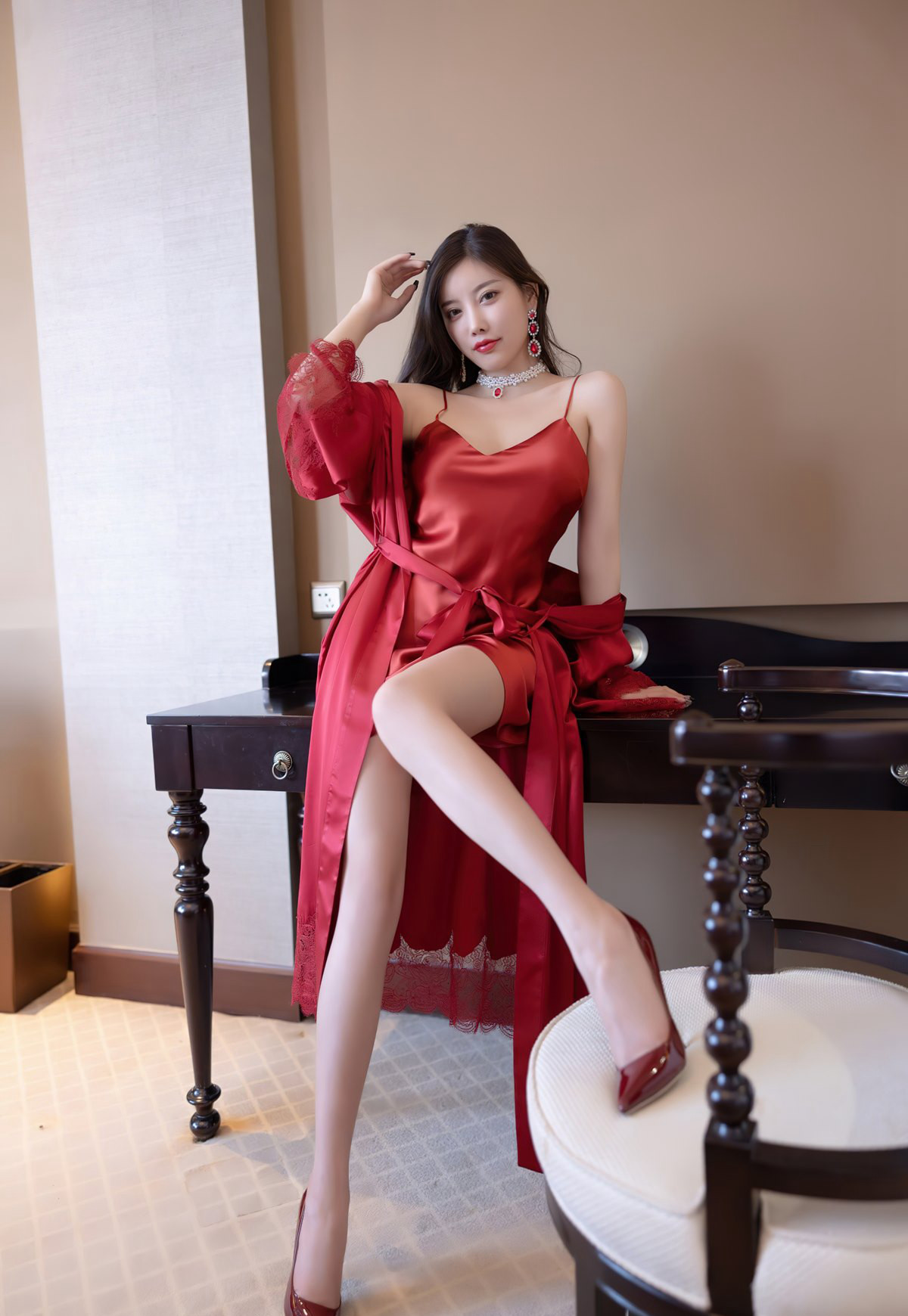 杨晨晨黑丝美腿性感大臀丁字裤白皙大胸性感光腿玉足高跟套图