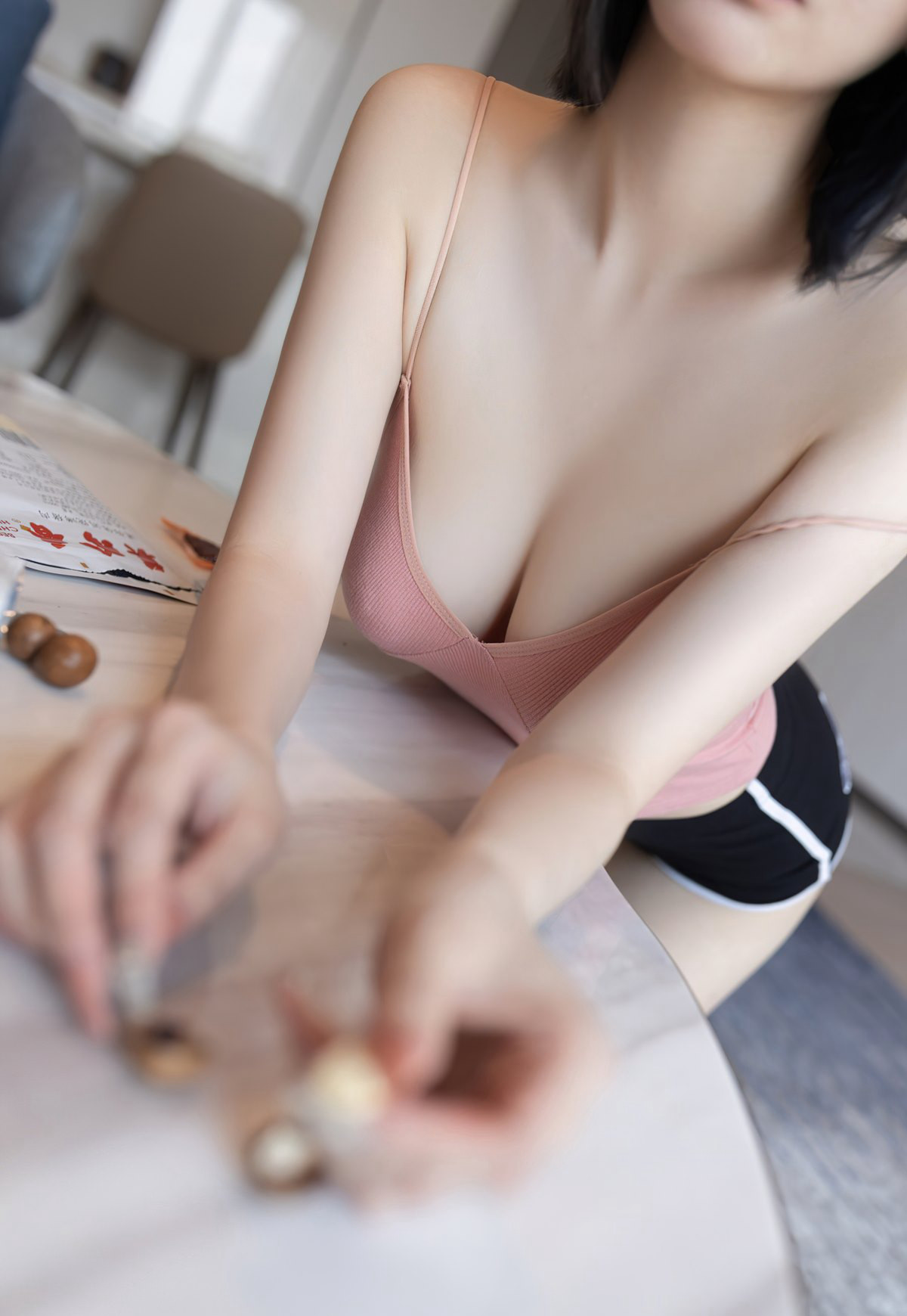 性感短发美少妇安然诱惑肉丝无内空姐制服风骚床上诱惑姿势