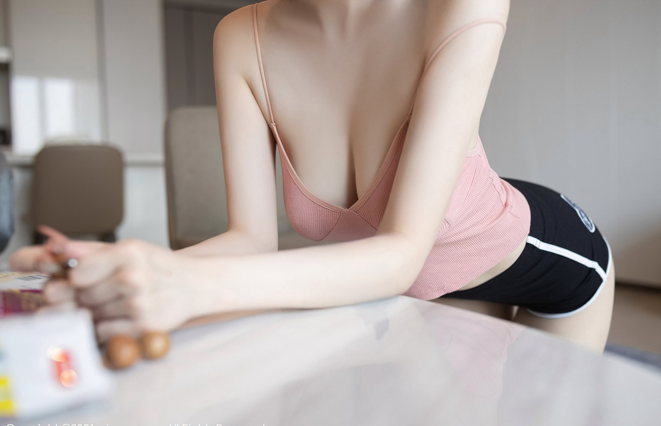 性感短发美少妇安然诱惑肉丝无内空姐制服风骚床上诱惑姿势