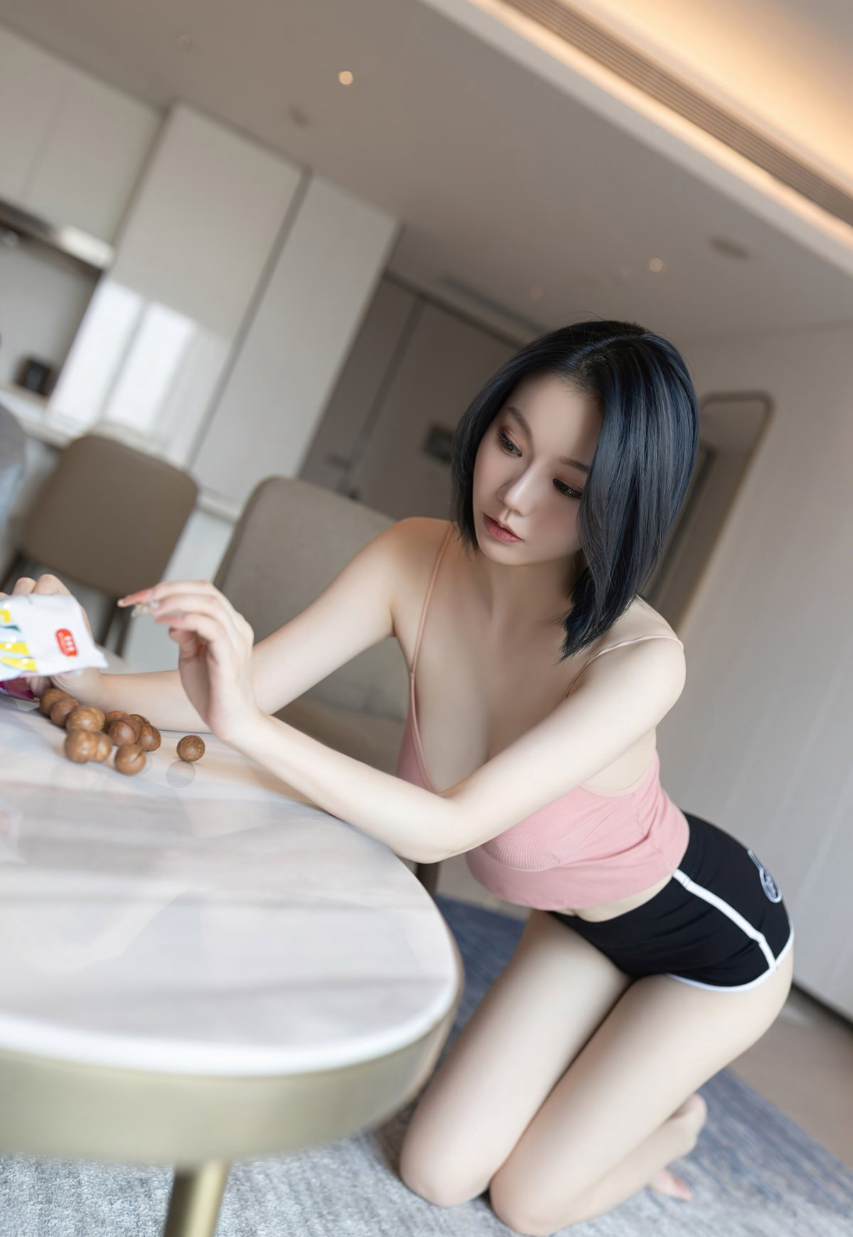 性感短发美少妇安然诱惑肉丝无内空姐制服风骚床上诱惑姿势