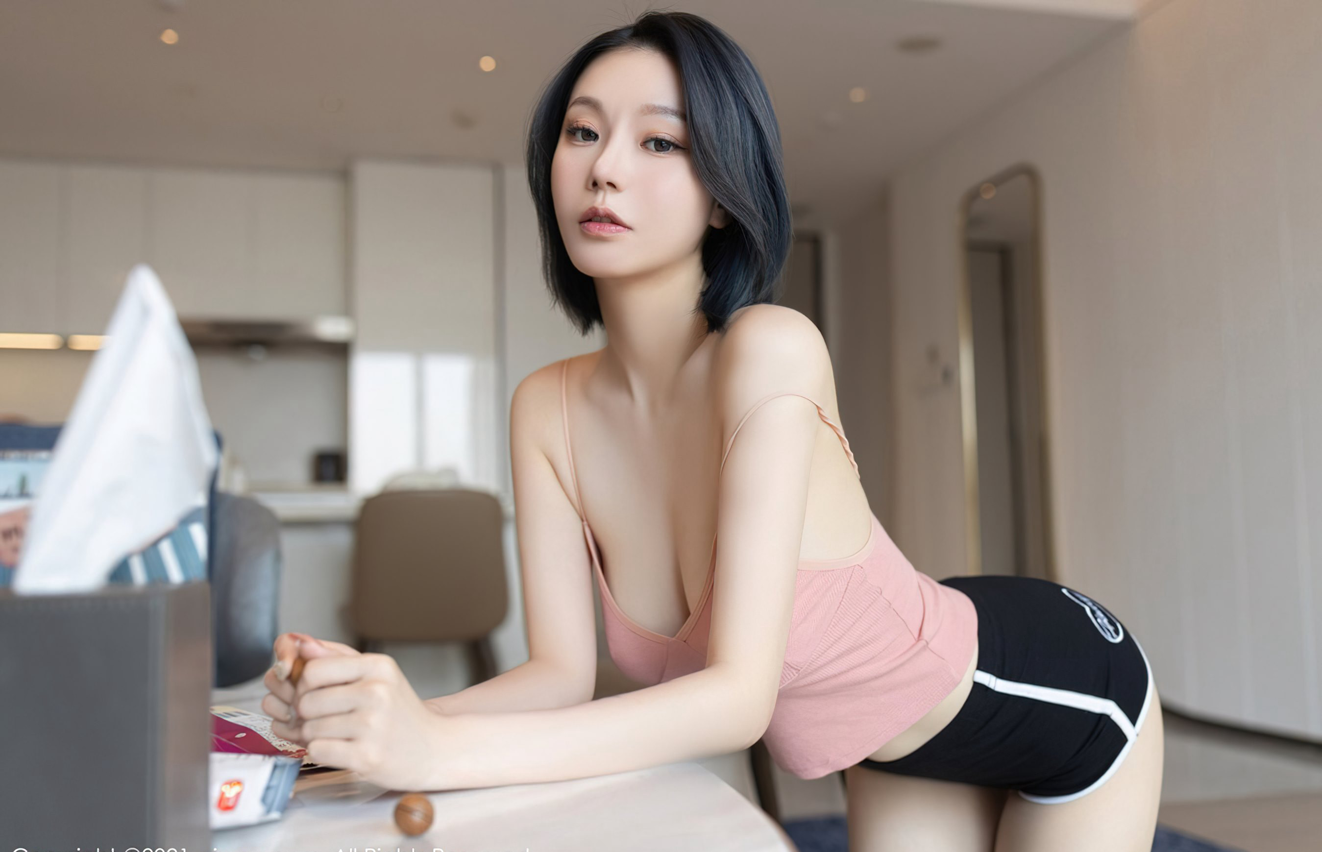 性感短发美少妇安然诱惑肉丝无内空姐制服风骚床上诱惑姿势