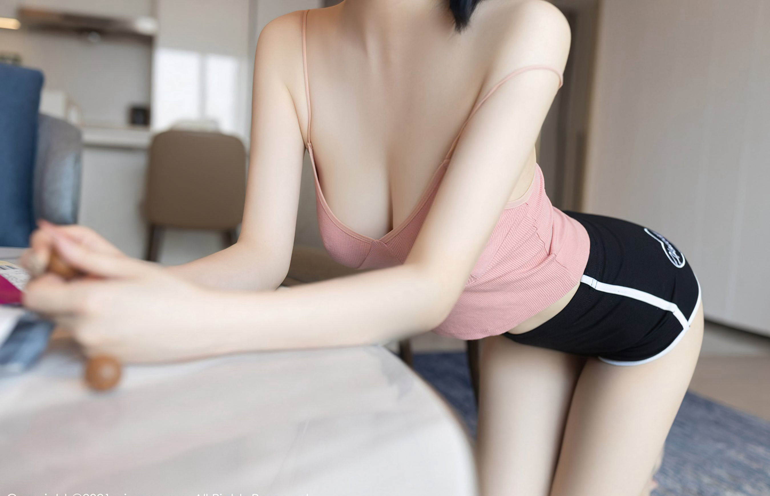 性感短发美少妇安然诱惑肉丝无内空姐制服风骚床上诱惑姿势