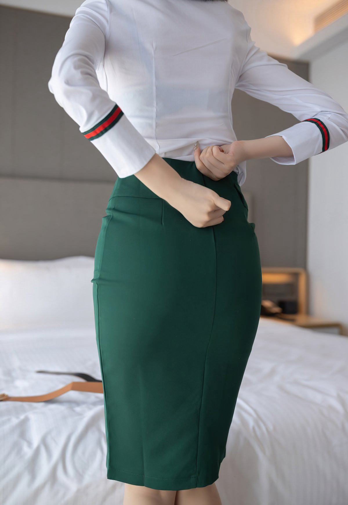 性感短发美少妇安然诱惑肉丝无内空姐制服风骚床上诱惑姿势