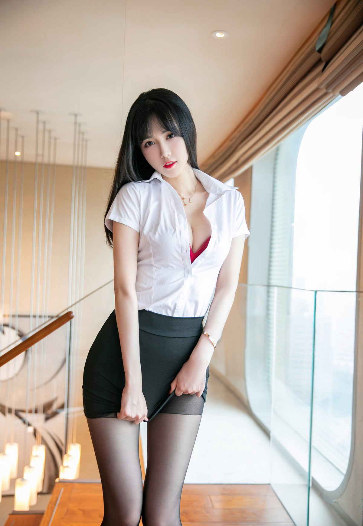 极品长腿风骚黑丝无内性感裸胸风骚秘书制服诱惑高级酒店风骚姿势