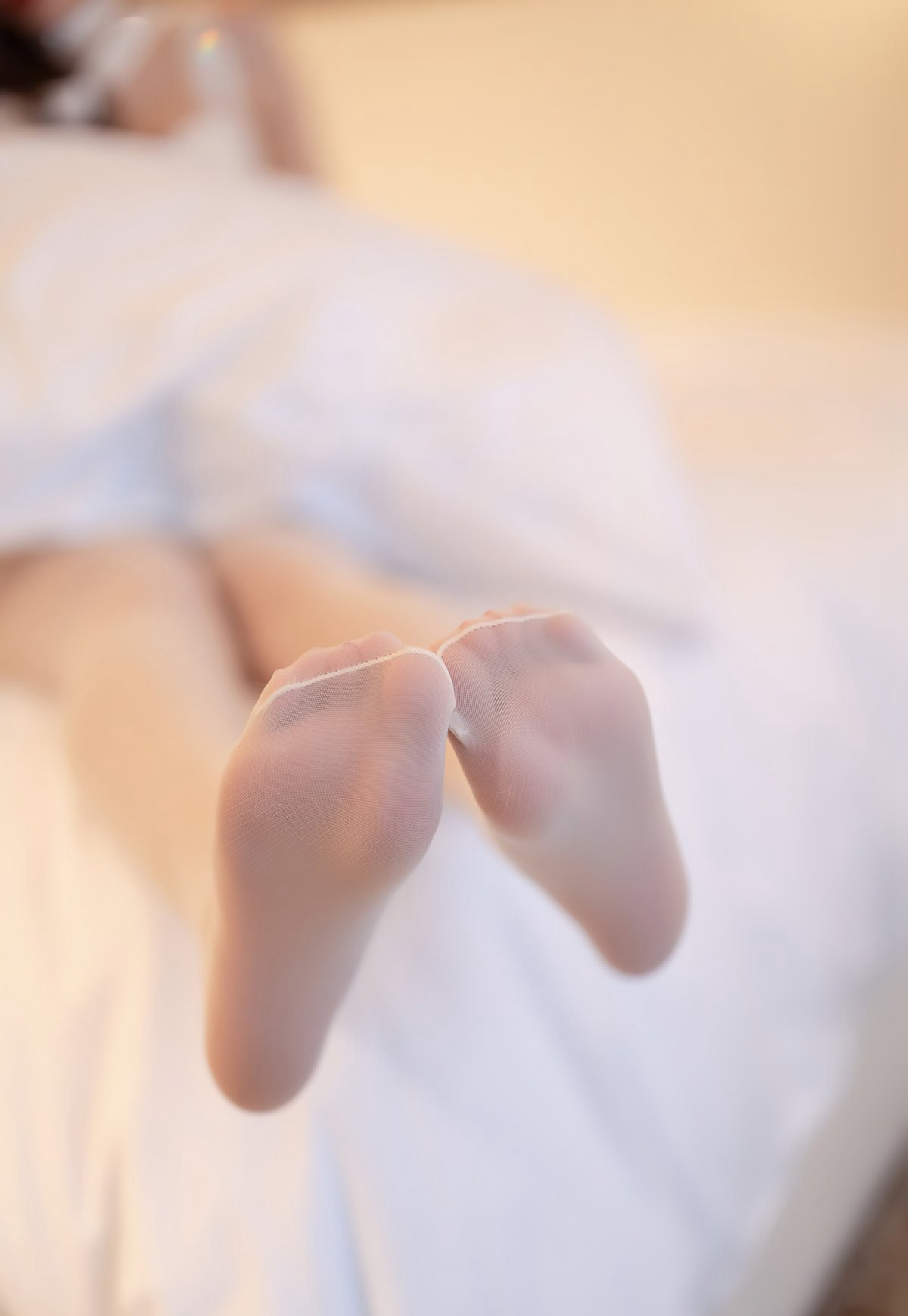 杨晨晨紧身牛仔裤性感裸胸风骚白丝无内极品玉足撅臀姿势