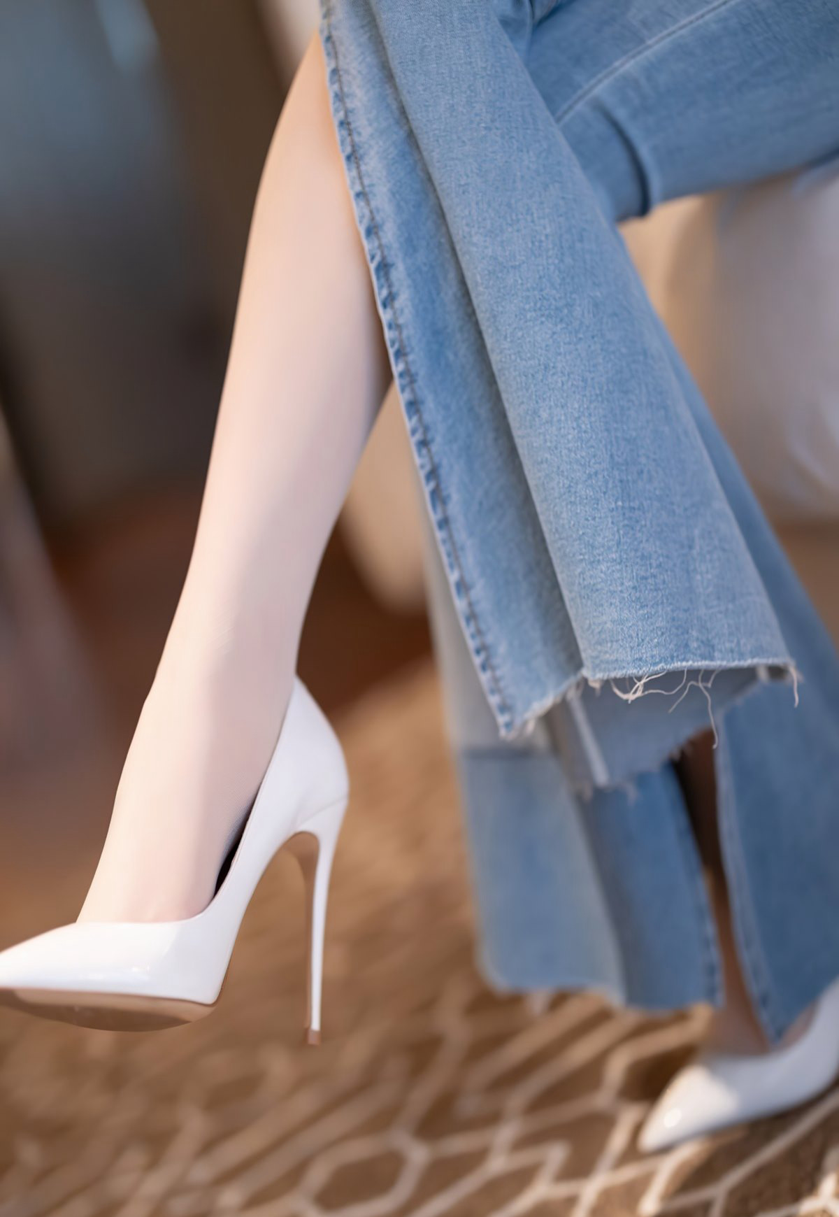 杨晨晨紧身牛仔裤性感裸胸风骚白丝无内极品玉足撅臀姿势