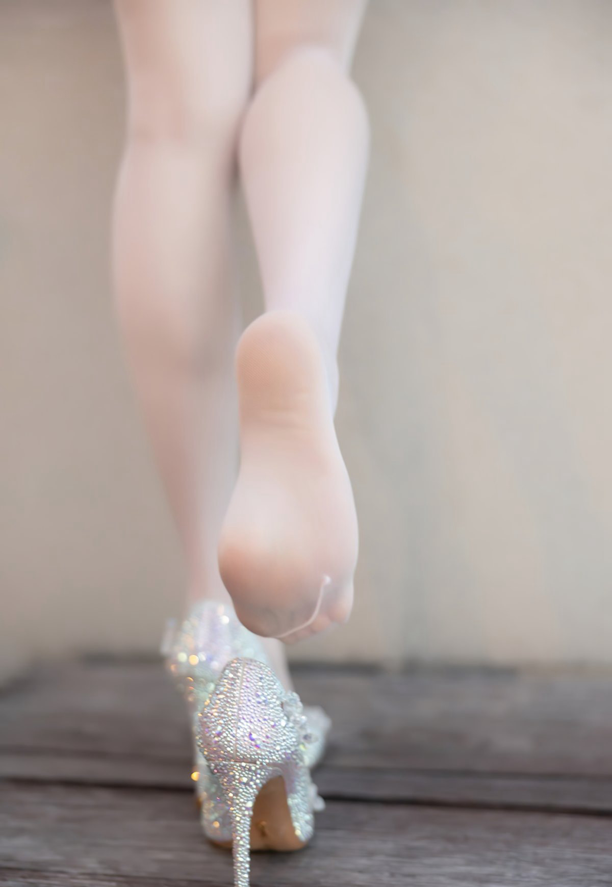 芝芝Booty极品湿身白丝无内高跟美腿丰满大胸湿了的丝袜玉足