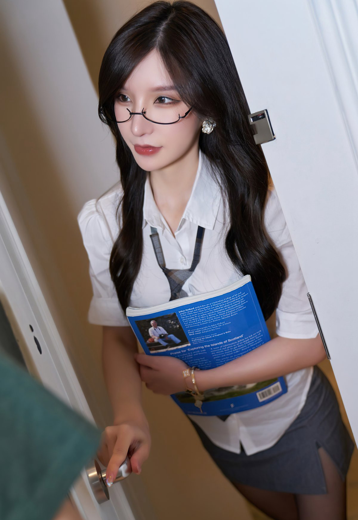 周于希Sandy套图2022最新高清黑丝无内风骚美腿高跟