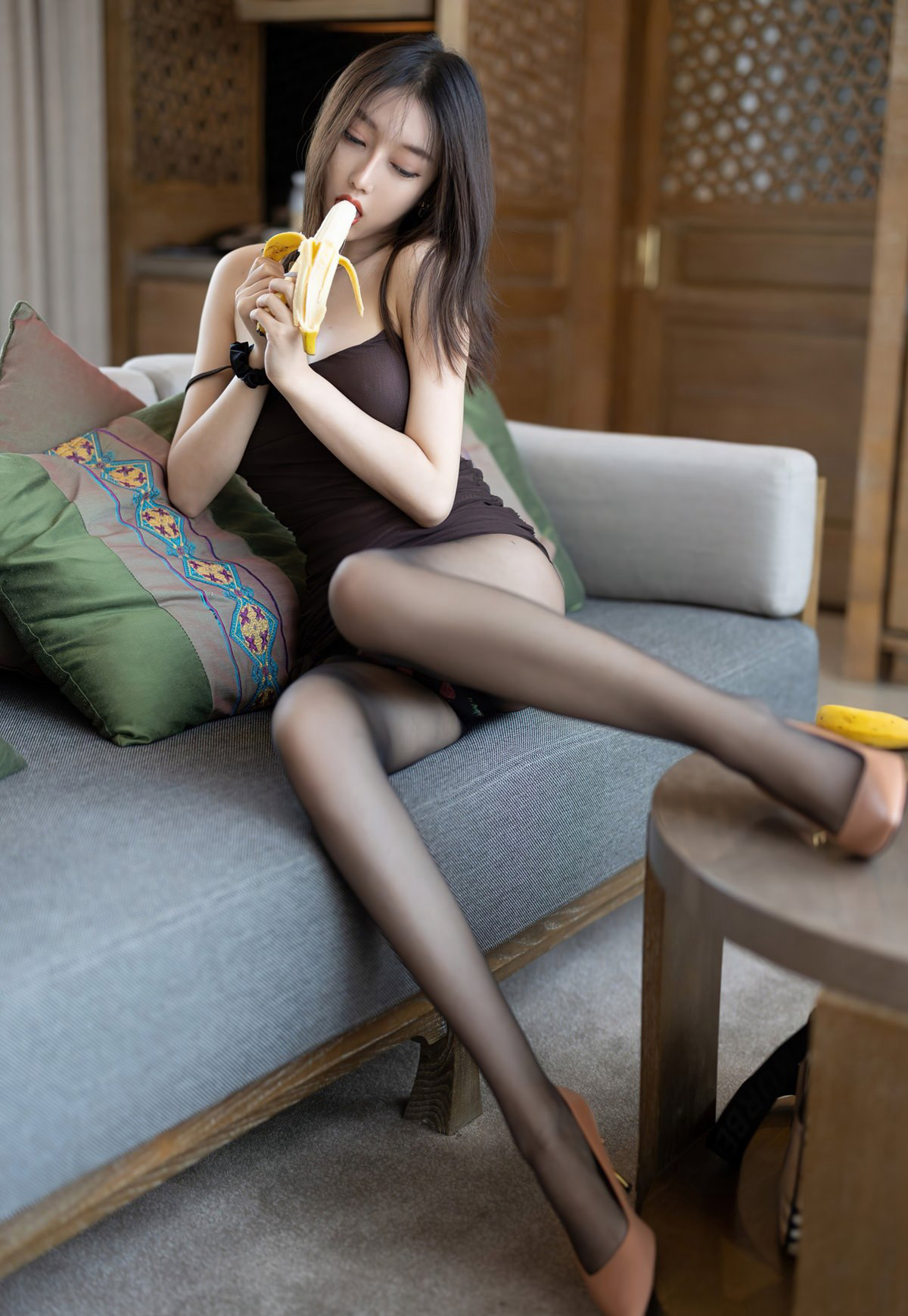 尤蜜荟嫩模玥儿玥黑丝玉足极品高翘臀紧身裙诱惑美腿黑丝无内