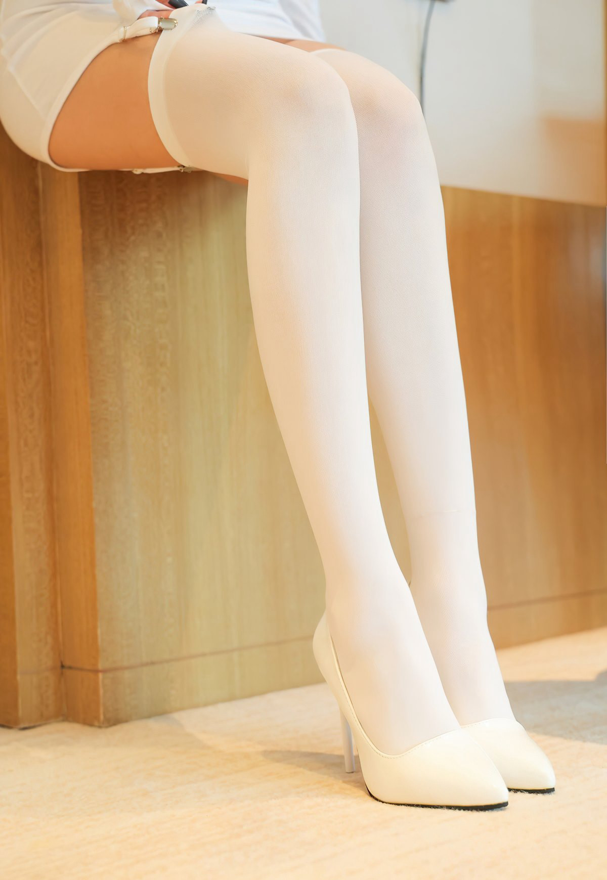 周慕汐性感长发美少妇诱惑高翘臀白丝高跟风骚美腿大胸2022写真套图