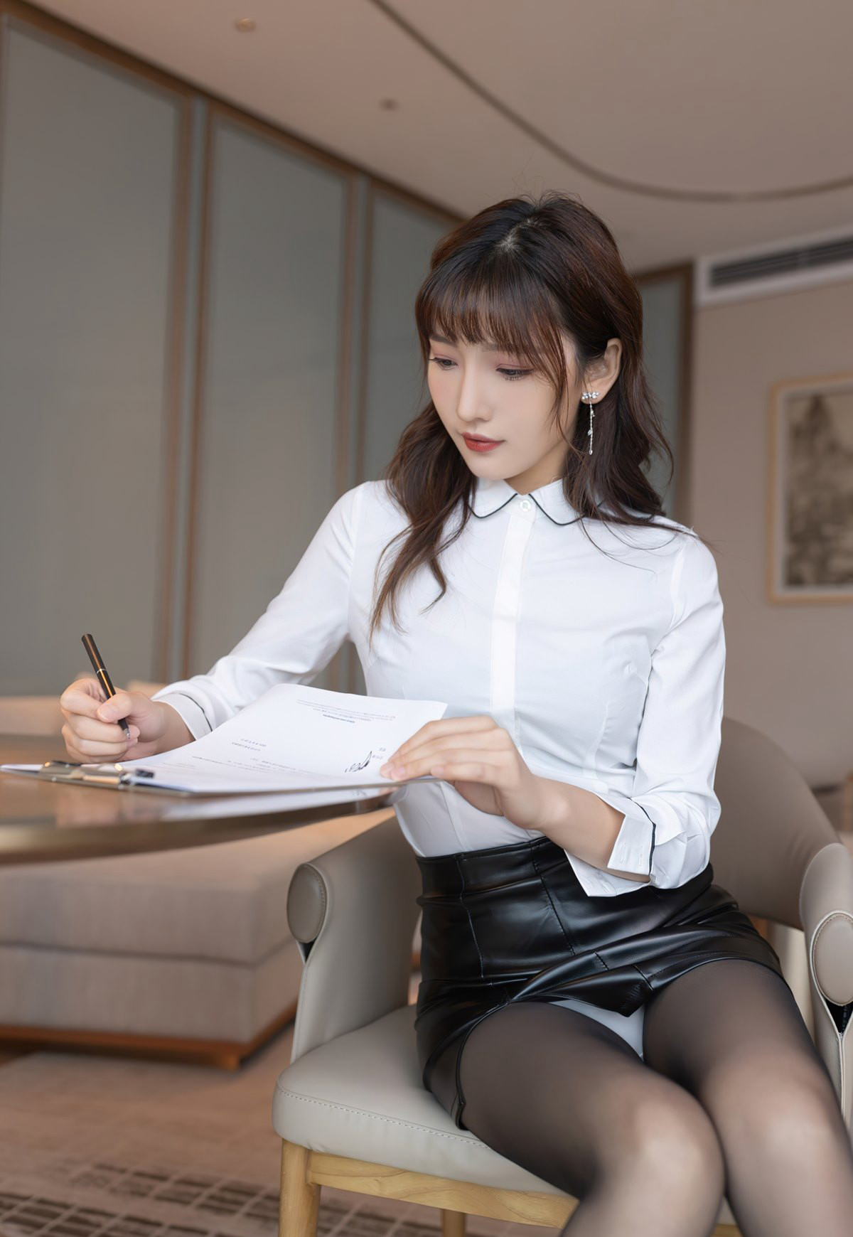 陆萱萱2022套图高级酒店风骚姿势黑丝无内性感高跟高清大图