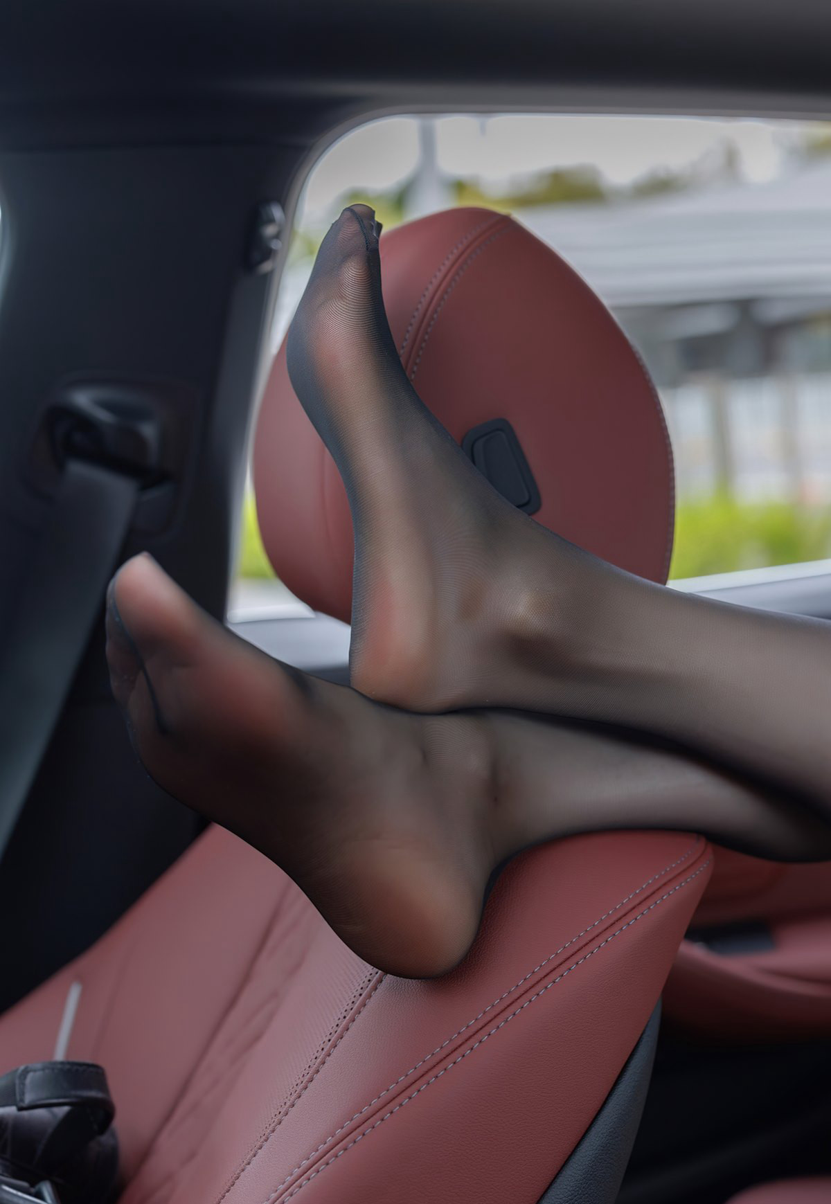 车内的性感黑丝秘书梦心月2022高清套图黑丝无内性感情趣写真