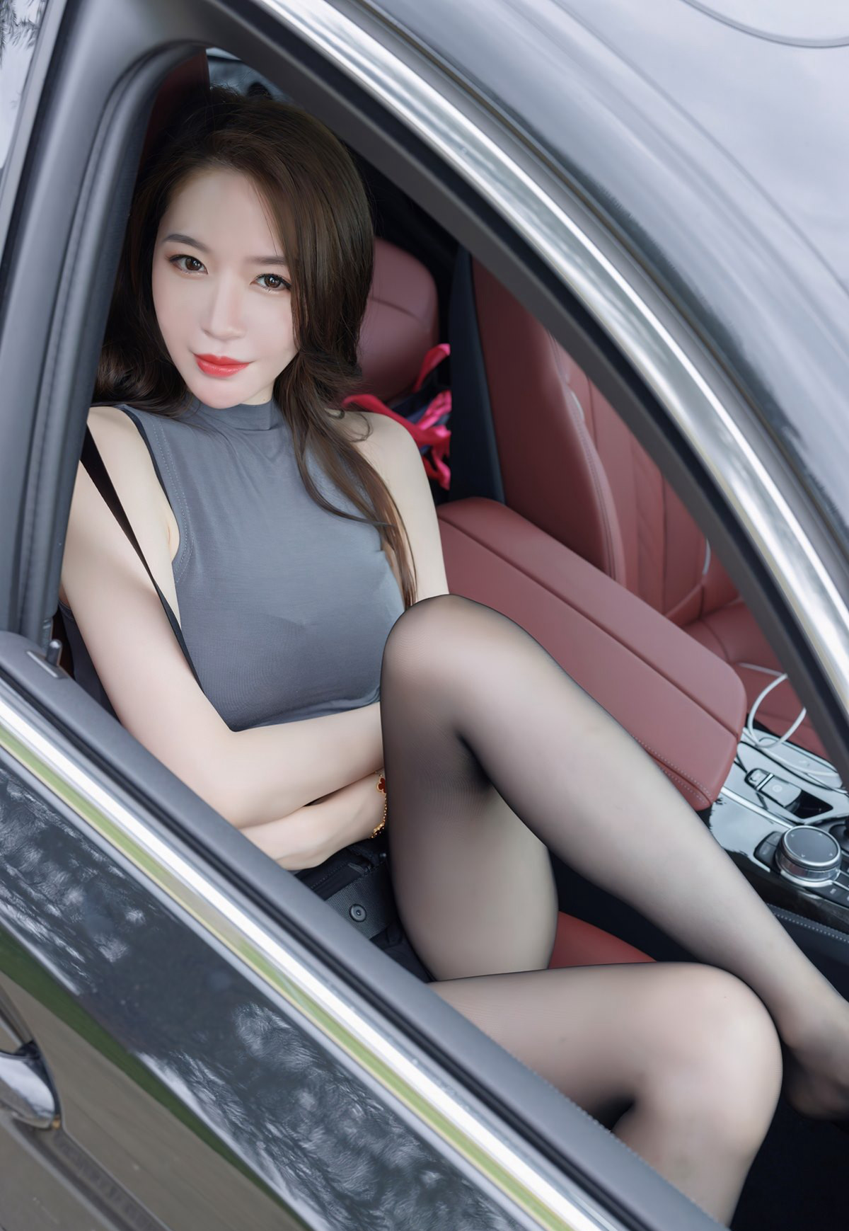 车内的性感黑丝秘书梦心月2022高清套图黑丝无内性感情趣写真
